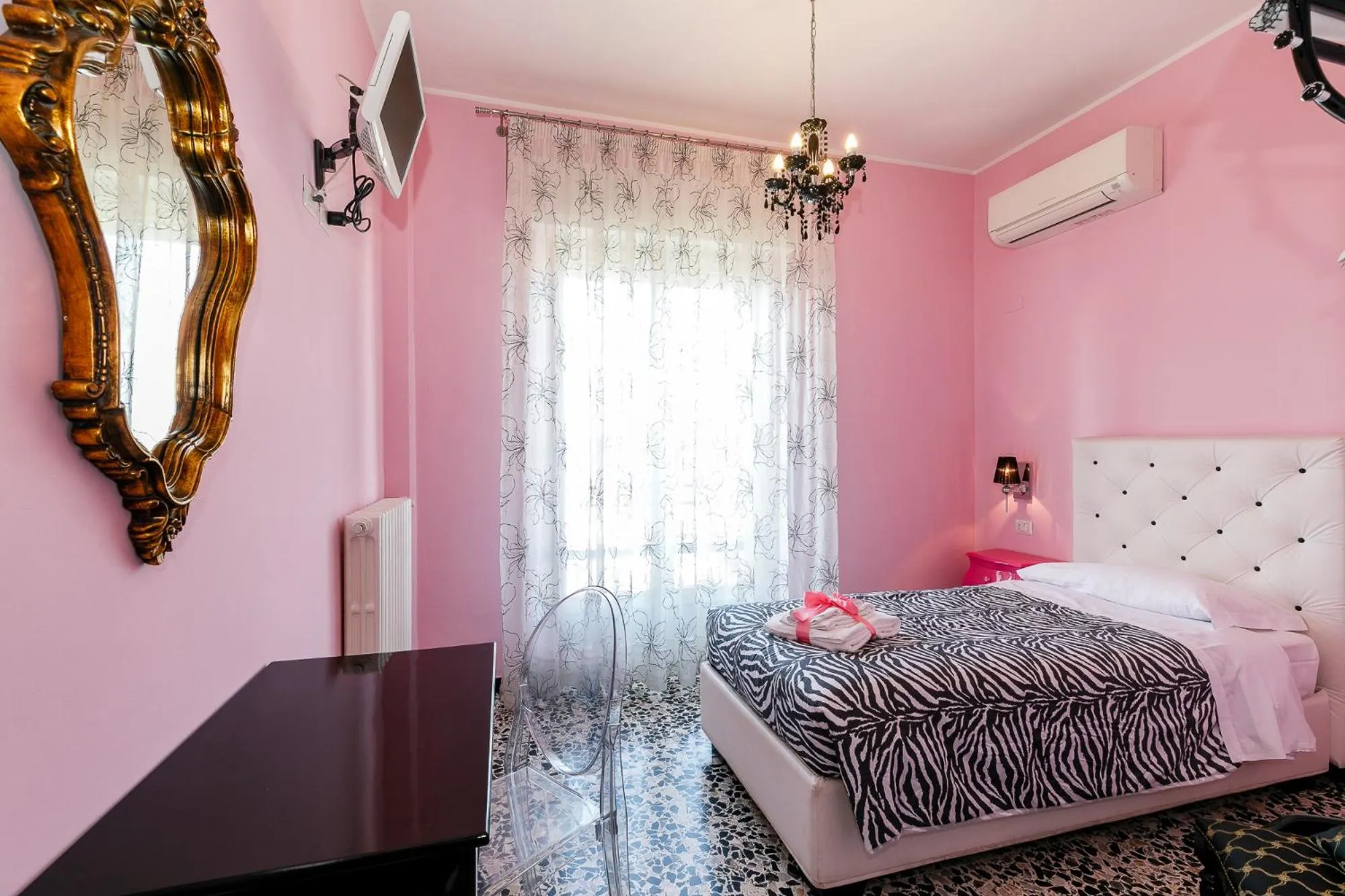 Bed in La Locomotiva Rooms