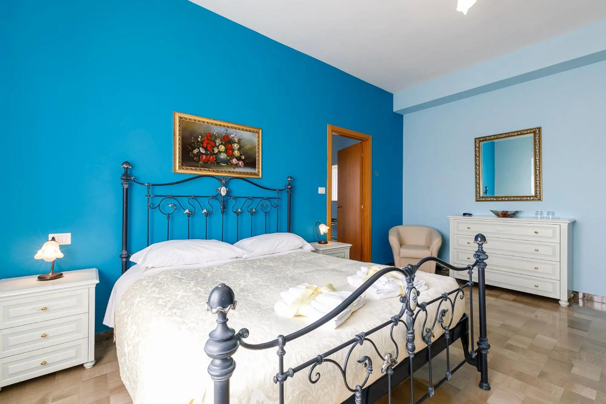 Bed in La Locomotiva Rooms