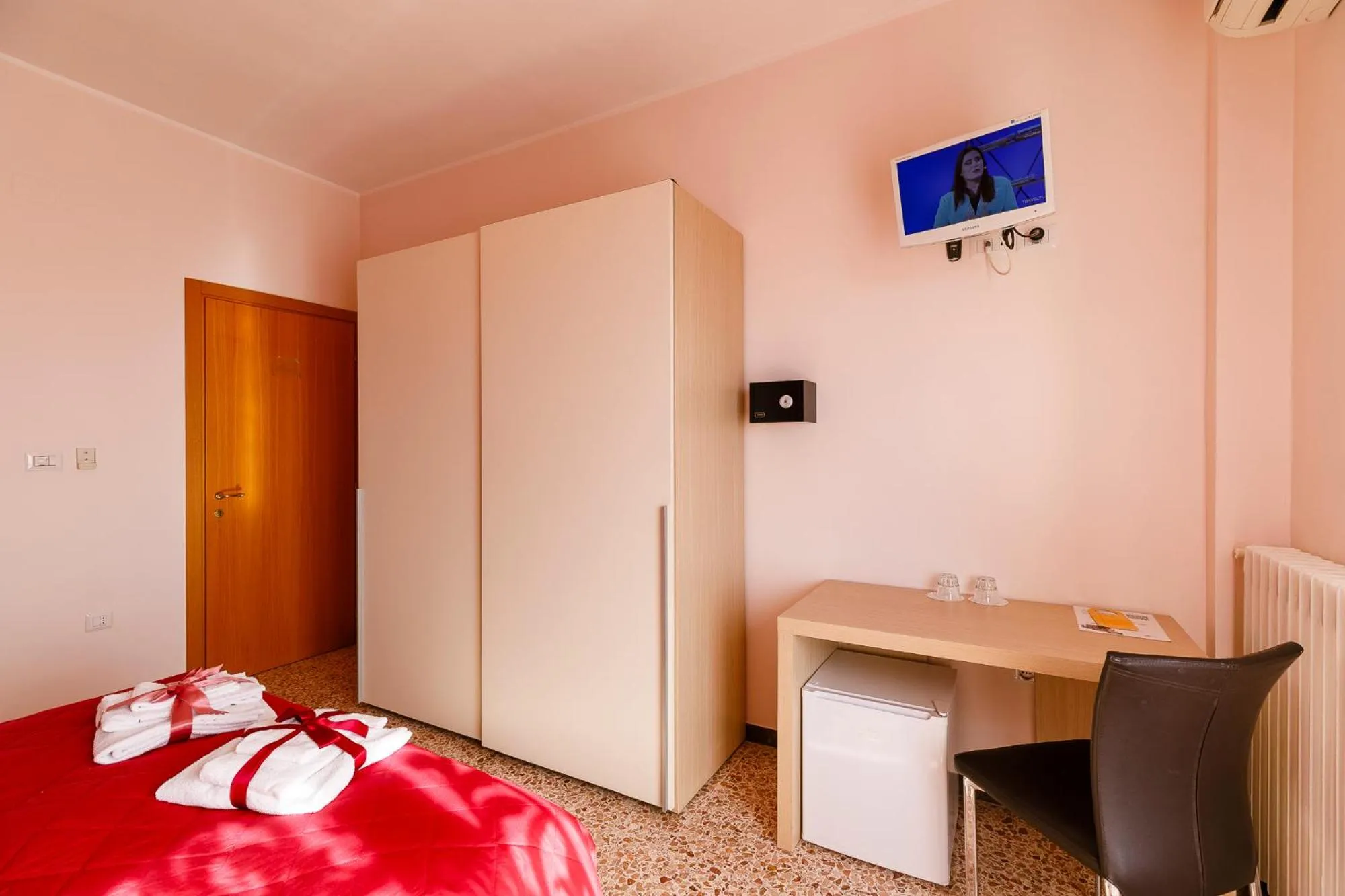 Bed in La Locomotiva Rooms