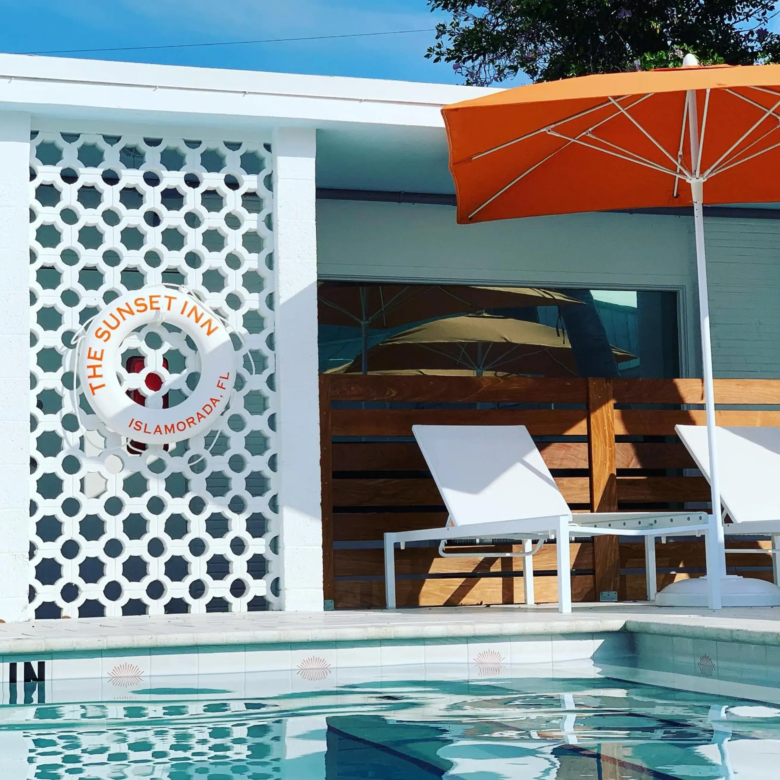 Swimming pool in Sunset Inn Swimming pool in Sunset Inn