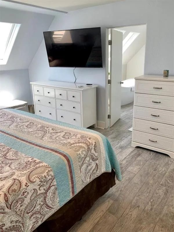 Property building, Bed in 125-Fun In The Sun Penthouse