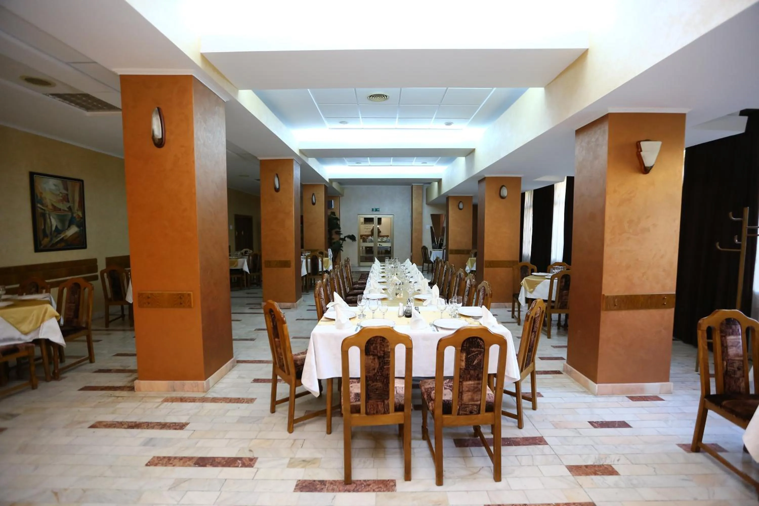 Restaurant/places to eat in Hotel Moldova