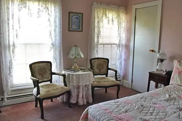 Seating area, Bed in Belle Aire Mansion Guest House Seating area, Bed in Belle Aire Mansion Guest House