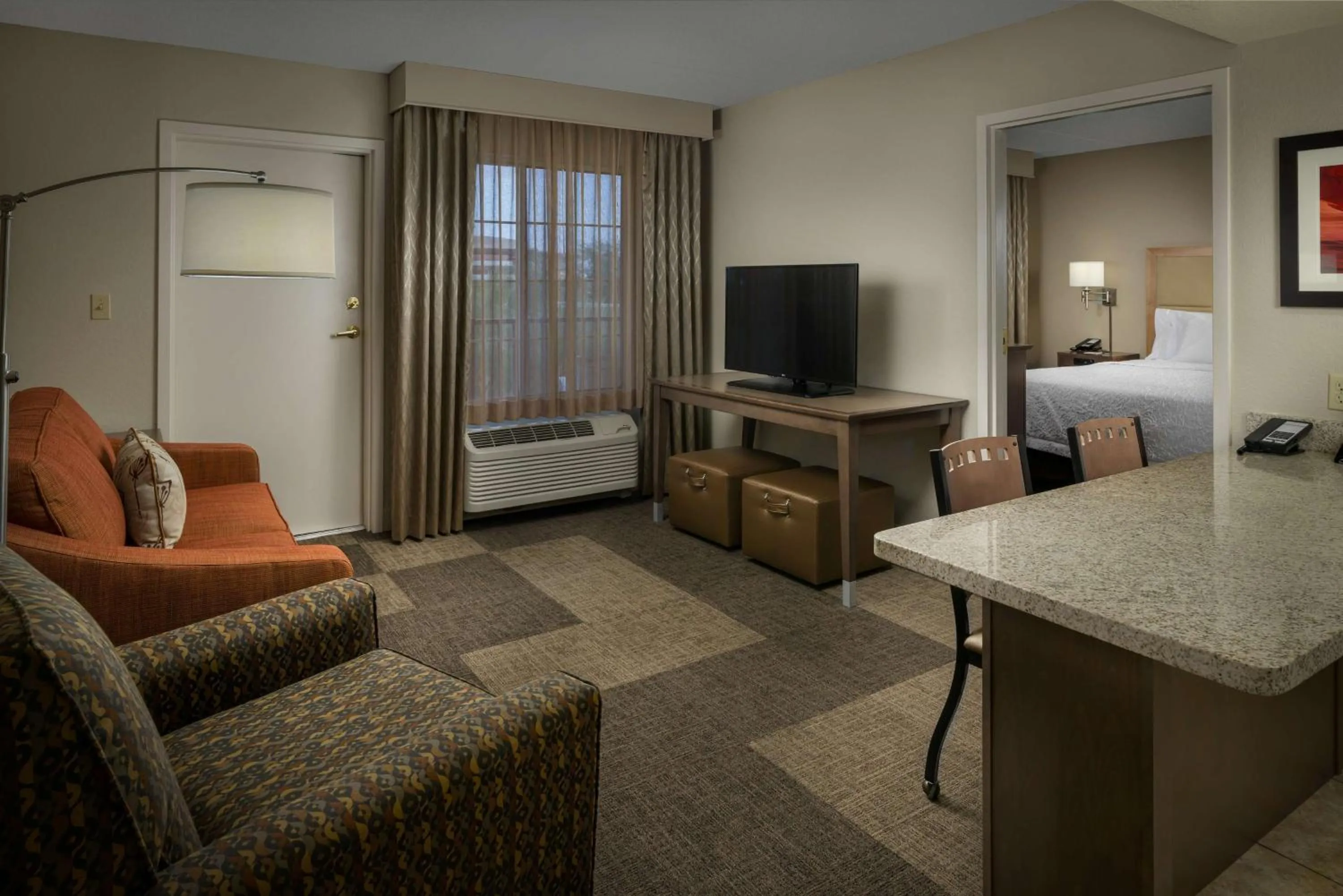 Living room, Bed in Hampton Inn & Suites Phoenix/Scottsdale