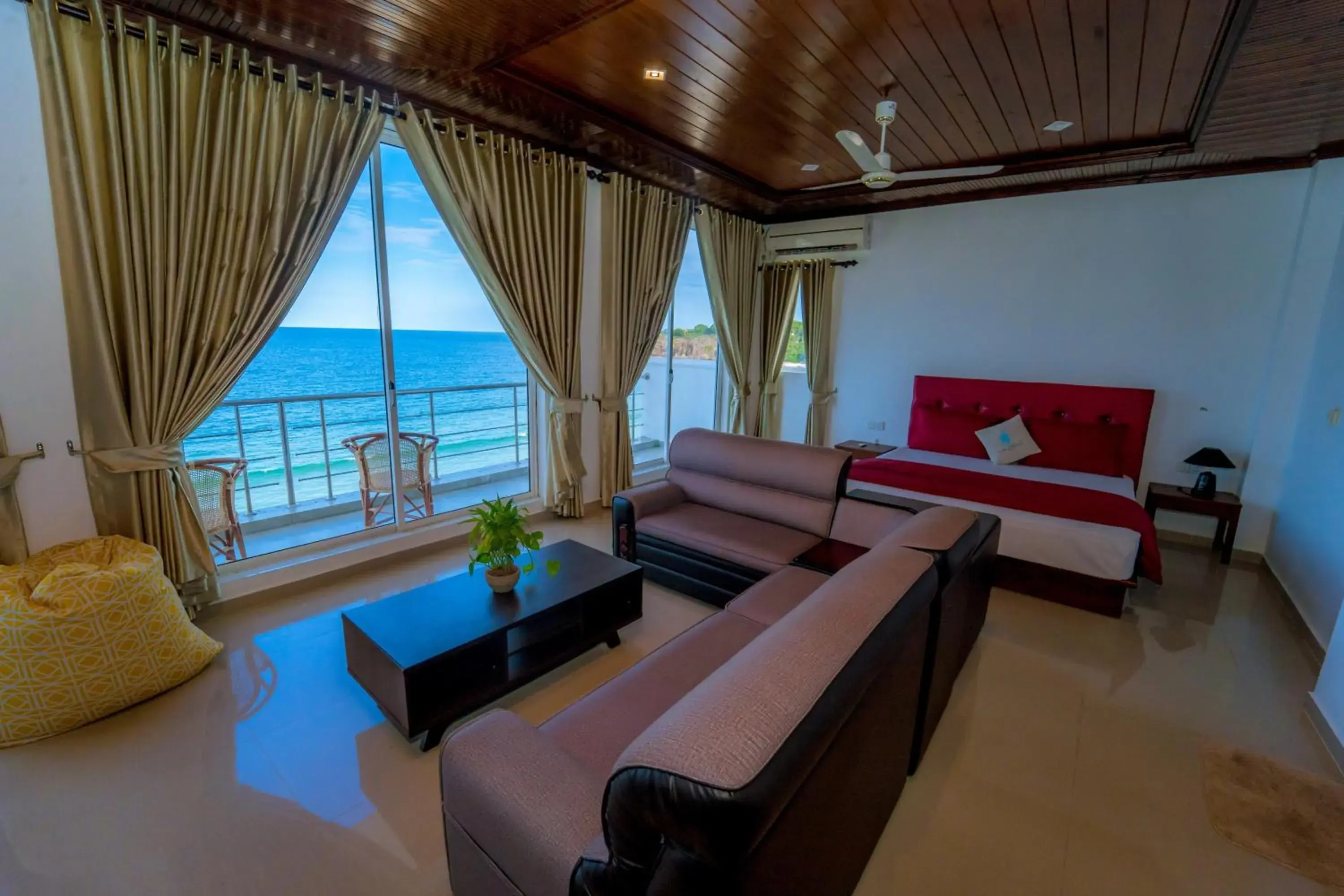 Deluxe Family Room in Trinco Beach by DSK Deluxe Family Room in Trinco Beach by DSK