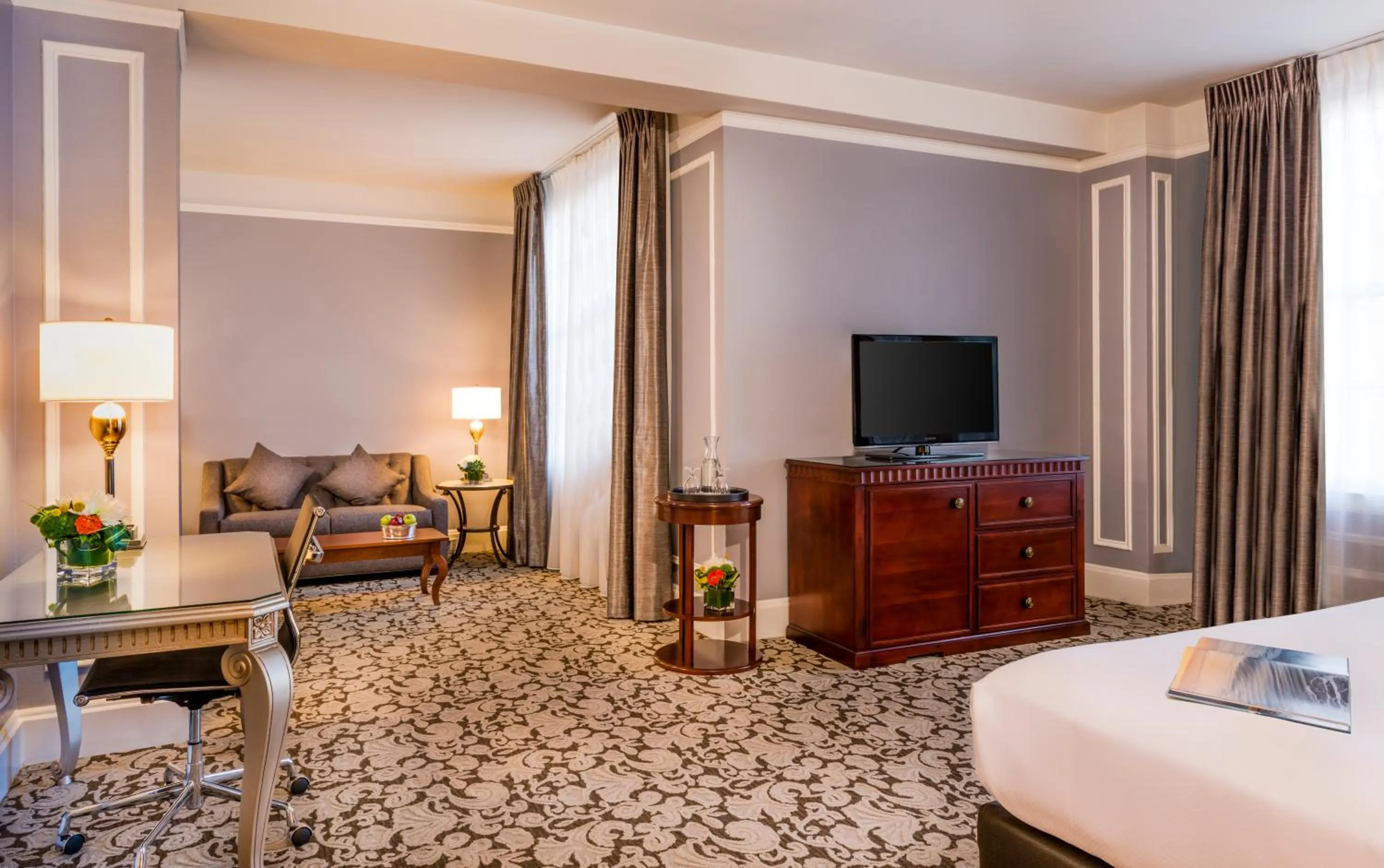 Seating area, Bed in The Biltmore Los Angeles