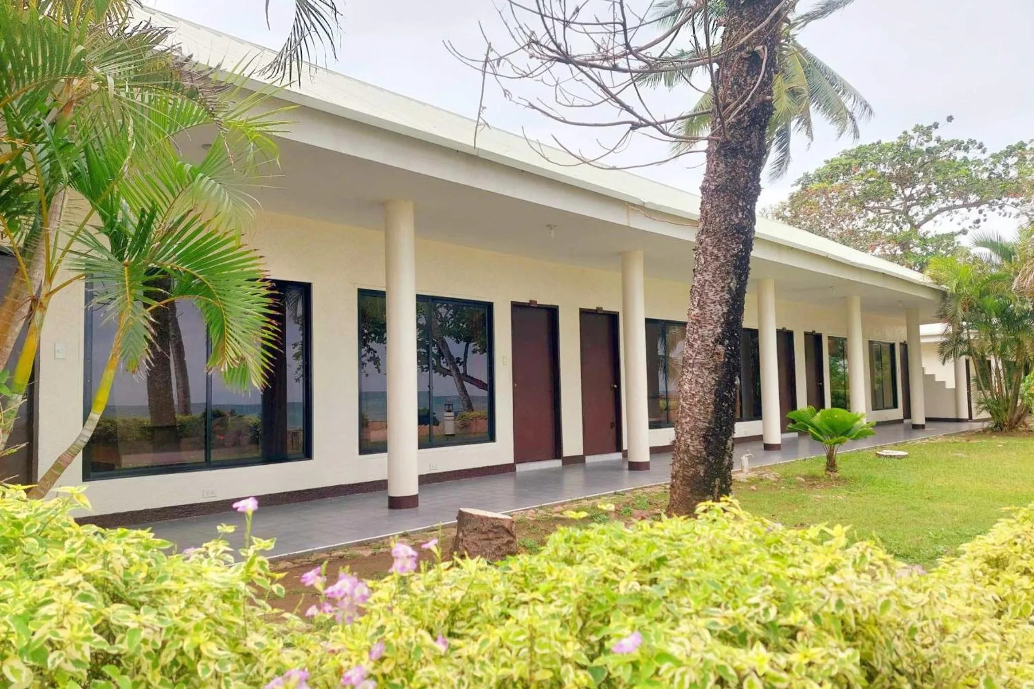 Property building in Estaca Bay Gardens Conference Resort powered by Cocotel