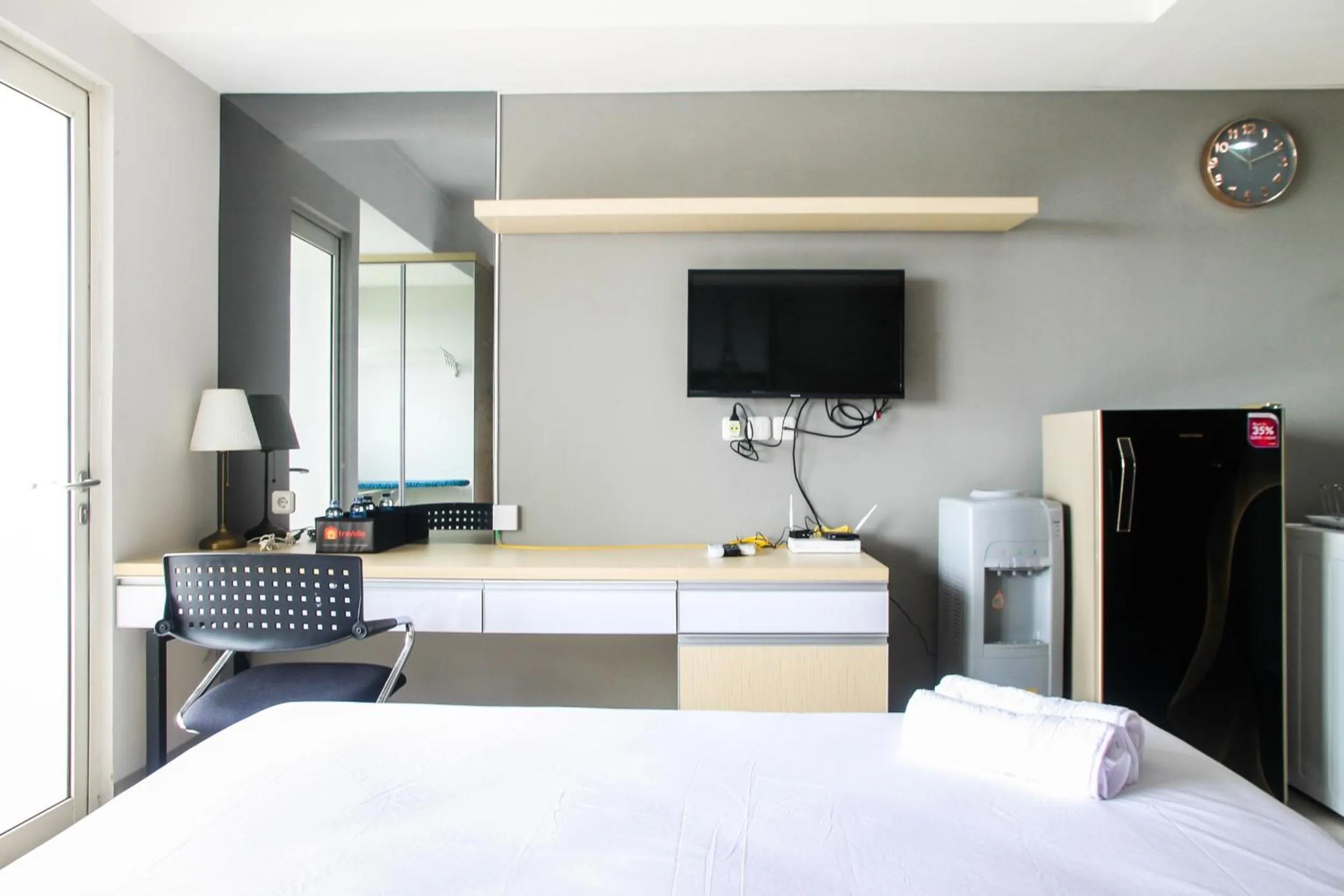 TV and multimedia in Modern and Cozy Studio Room The Oasis Cikarang Apartment By Travelio