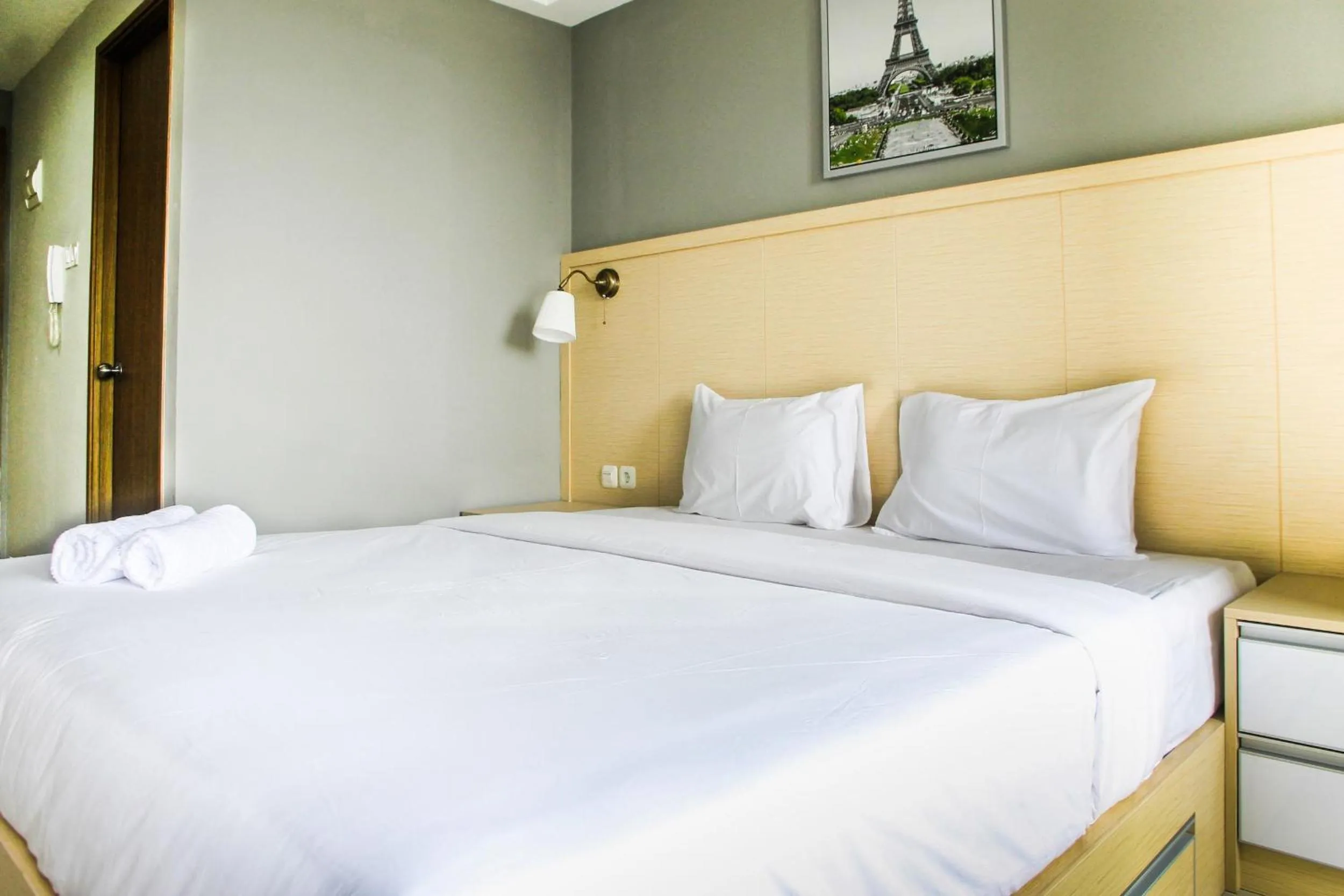 Bedroom in Modern and Cozy Studio Room The Oasis Cikarang Apartment By Travelio