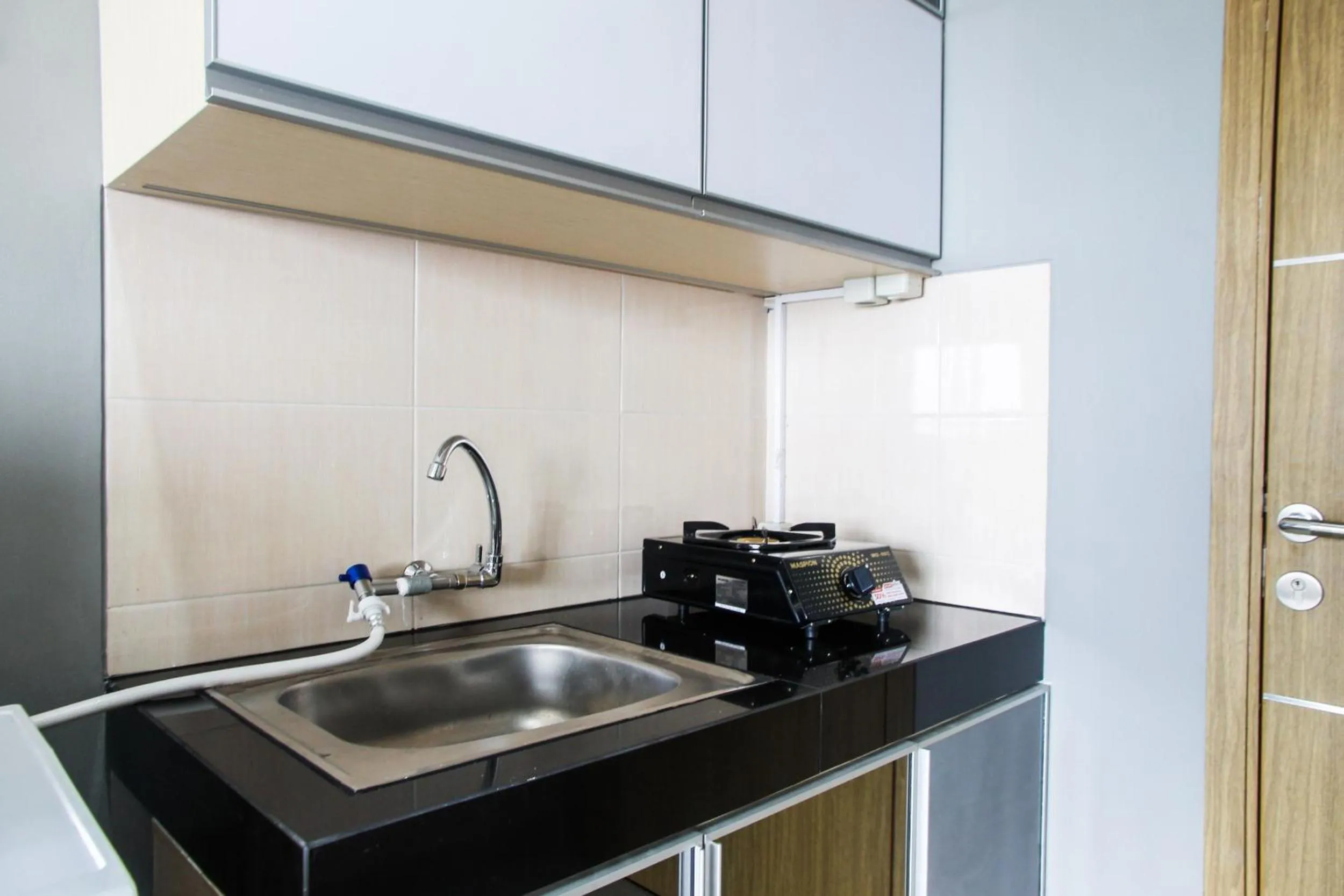 Kitchen or kitchenette in Modern and Cozy Studio Room The Oasis Cikarang Apartment By Travelio