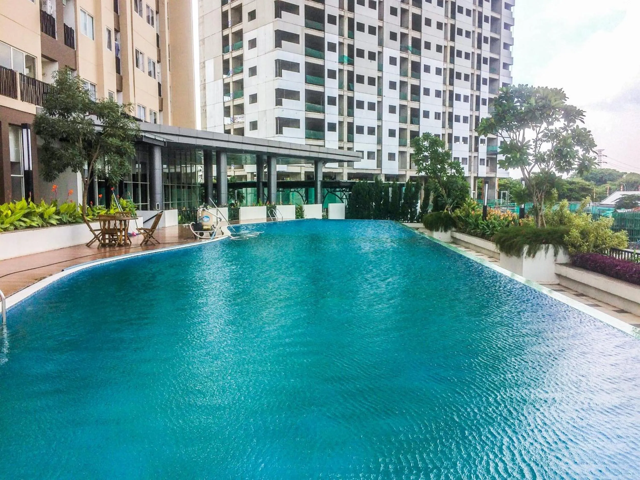 Modern and Cozy Studio Room The Oasis Cikarang Apartment By Travelio