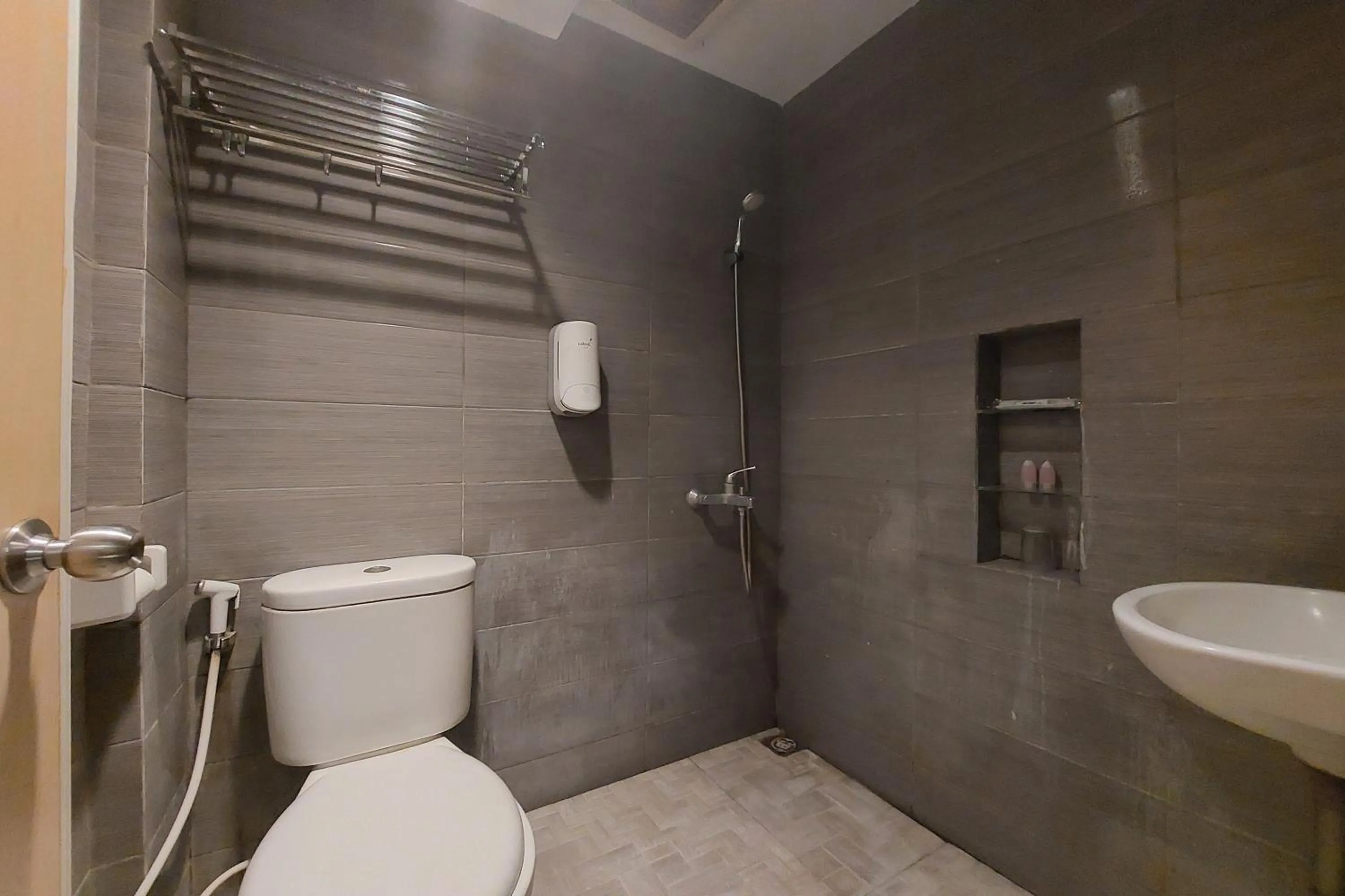 Shower in Hotel Bumi Malaya