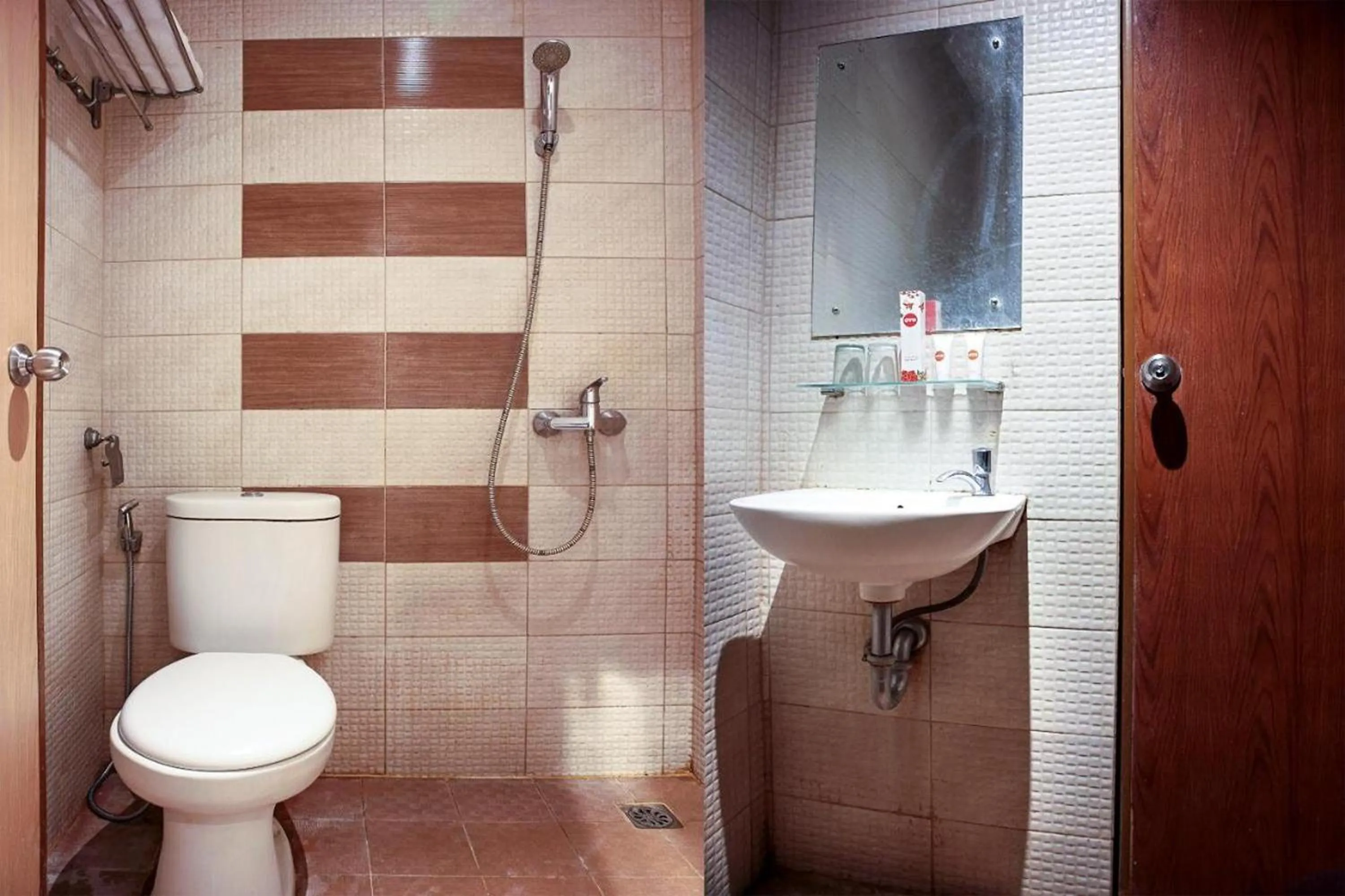 Shower in Hotel Bumi Malaya