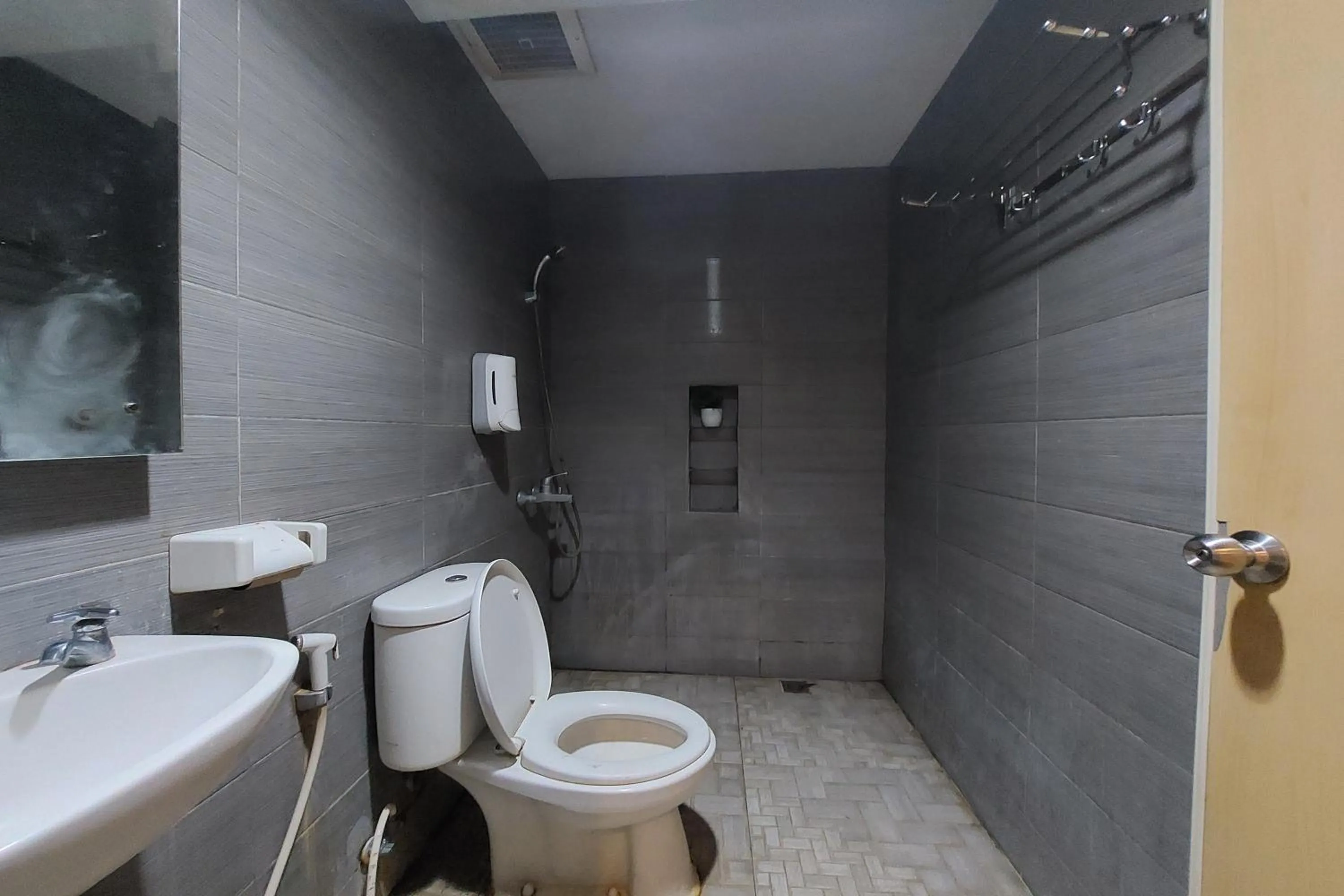 Shower in Hotel Bumi Malaya