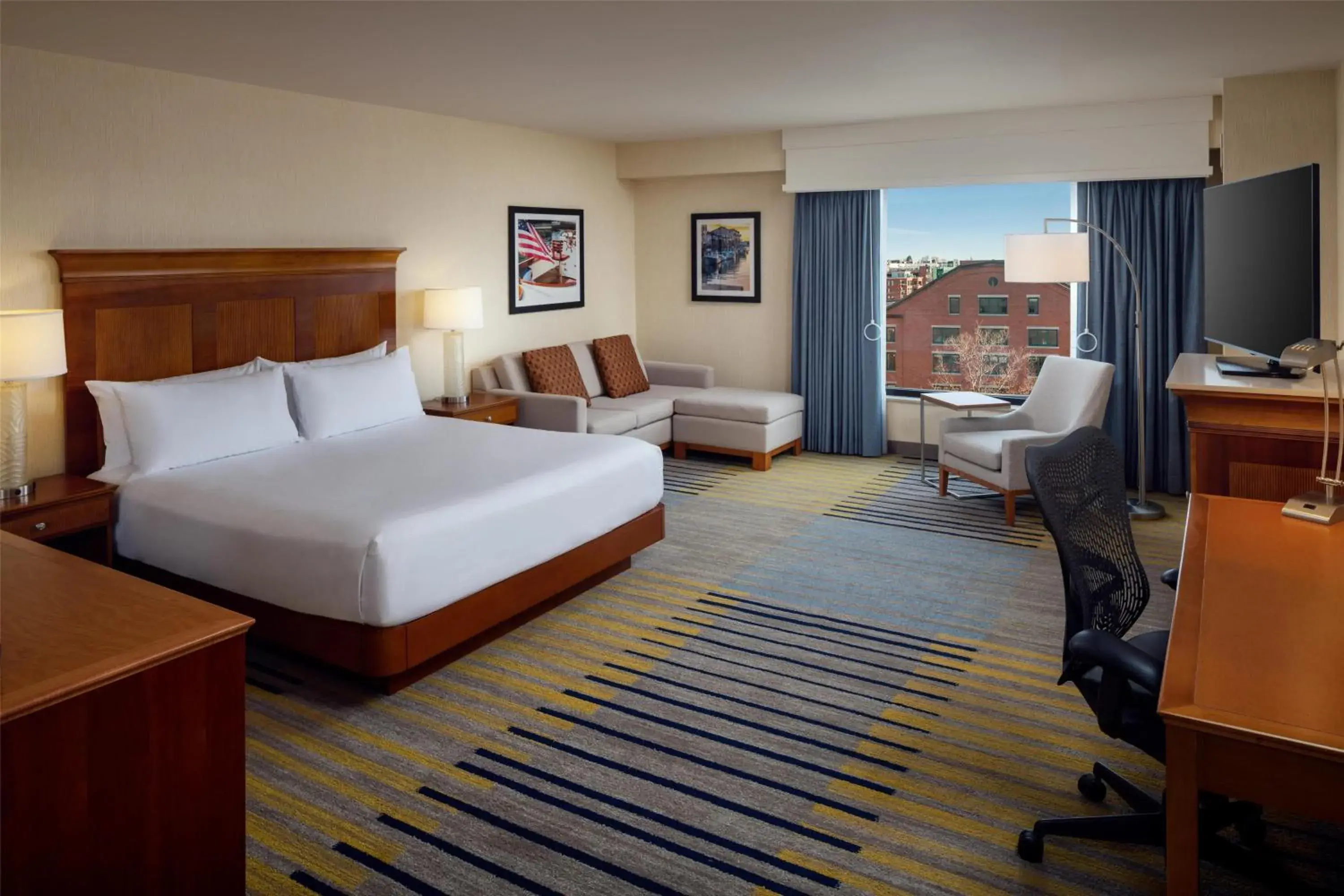 Deluxe King Room with Sofa Bed in Hilton Garden Inn Portland Downtown Waterfront Deluxe King Room with Sofa Bed in Hilton Garden Inn Portland Downtown Waterfront