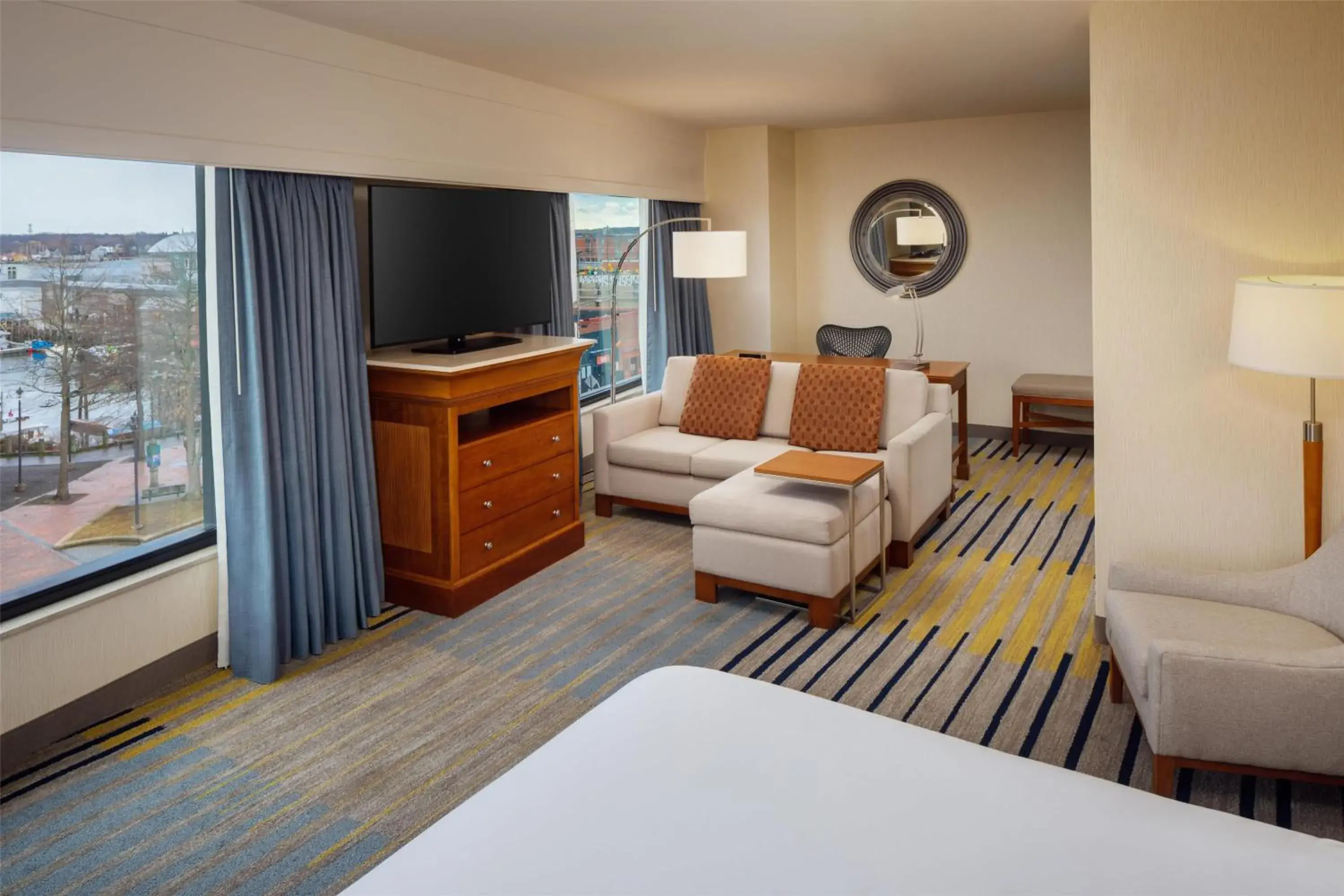 Living room, Bed in Hilton Garden Inn Portland Downtown Waterfront Living room, Bed in Hilton Garden Inn Portland Downtown Waterfront