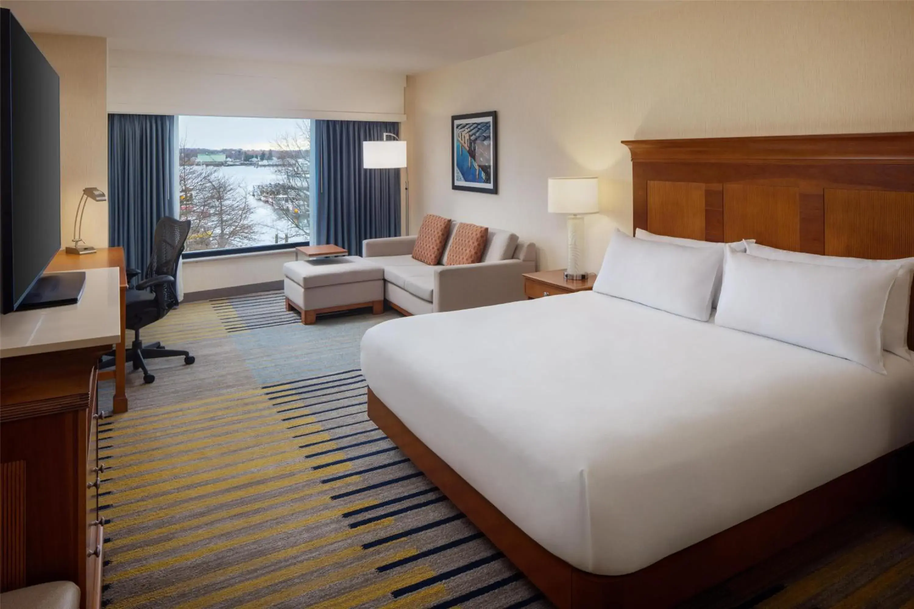 Living room, Bed in Hilton Garden Inn Portland Downtown Waterfront Living room, Bed in Hilton Garden Inn Portland Downtown Waterfront