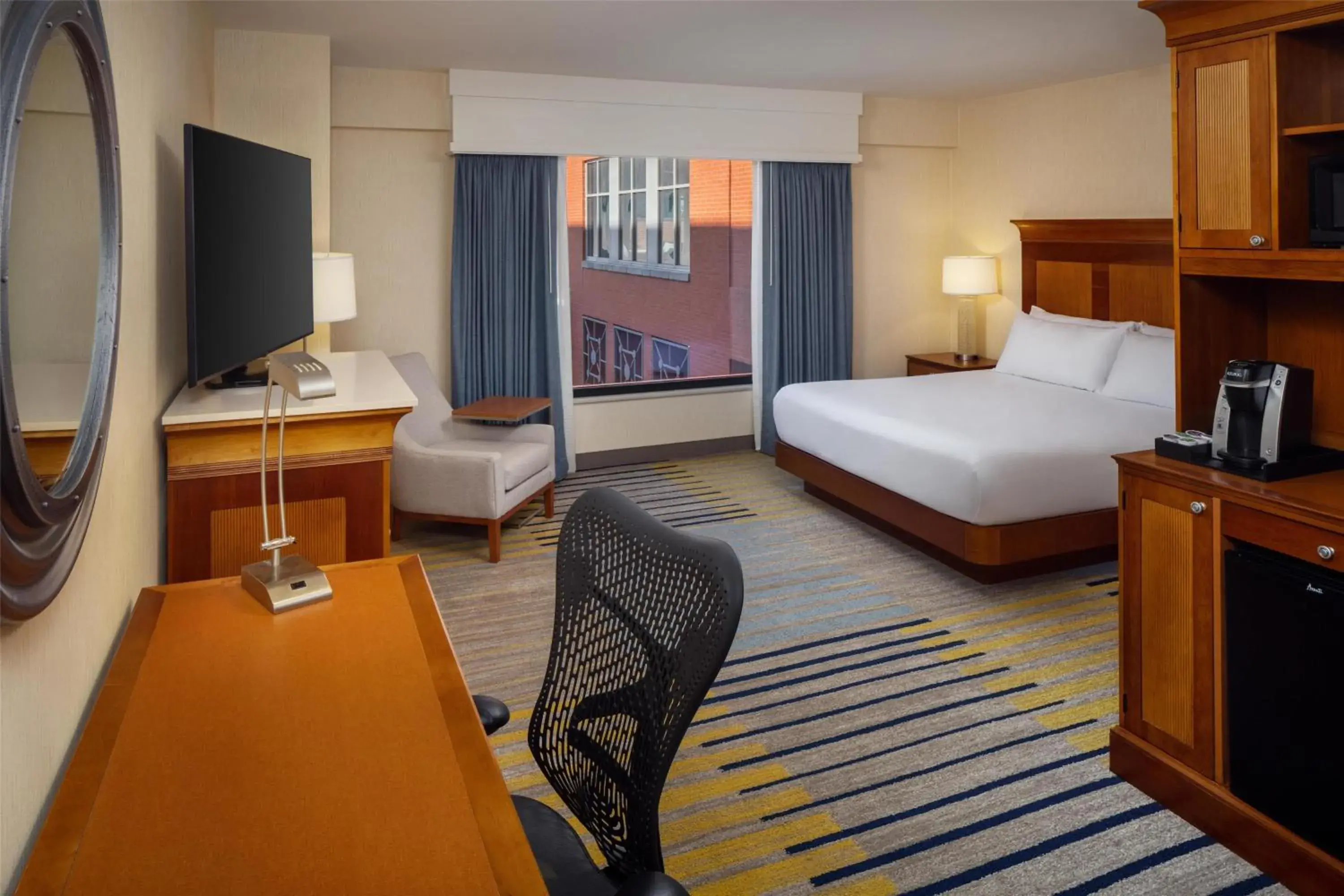 King Bed with City View in Hilton Garden Inn Portland Downtown Waterfront King Bed with City View in Hilton Garden Inn Portland Downtown Waterfront