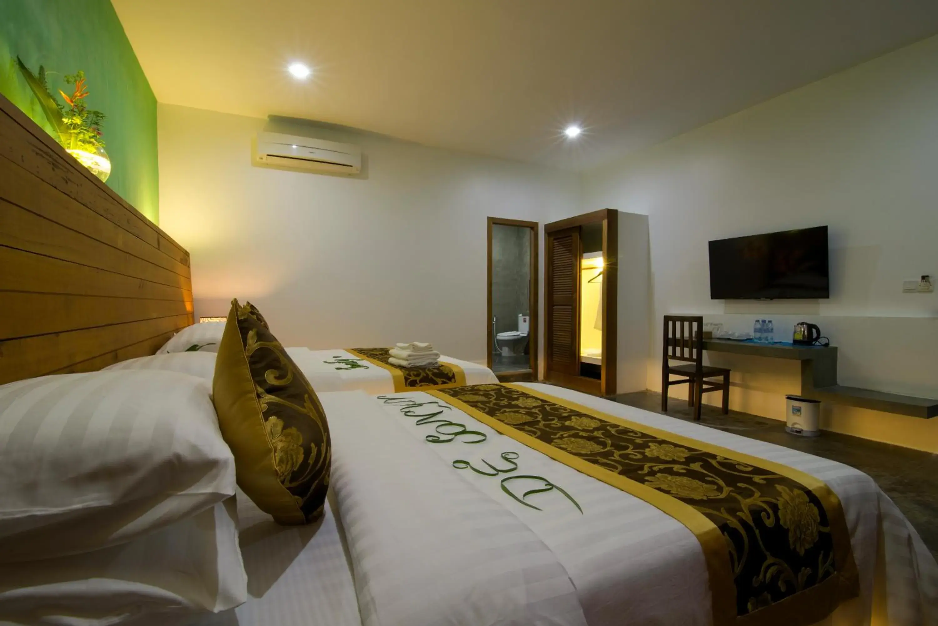 Photo of the whole room, Bed in Chhouy Vathna Angkor Boutique