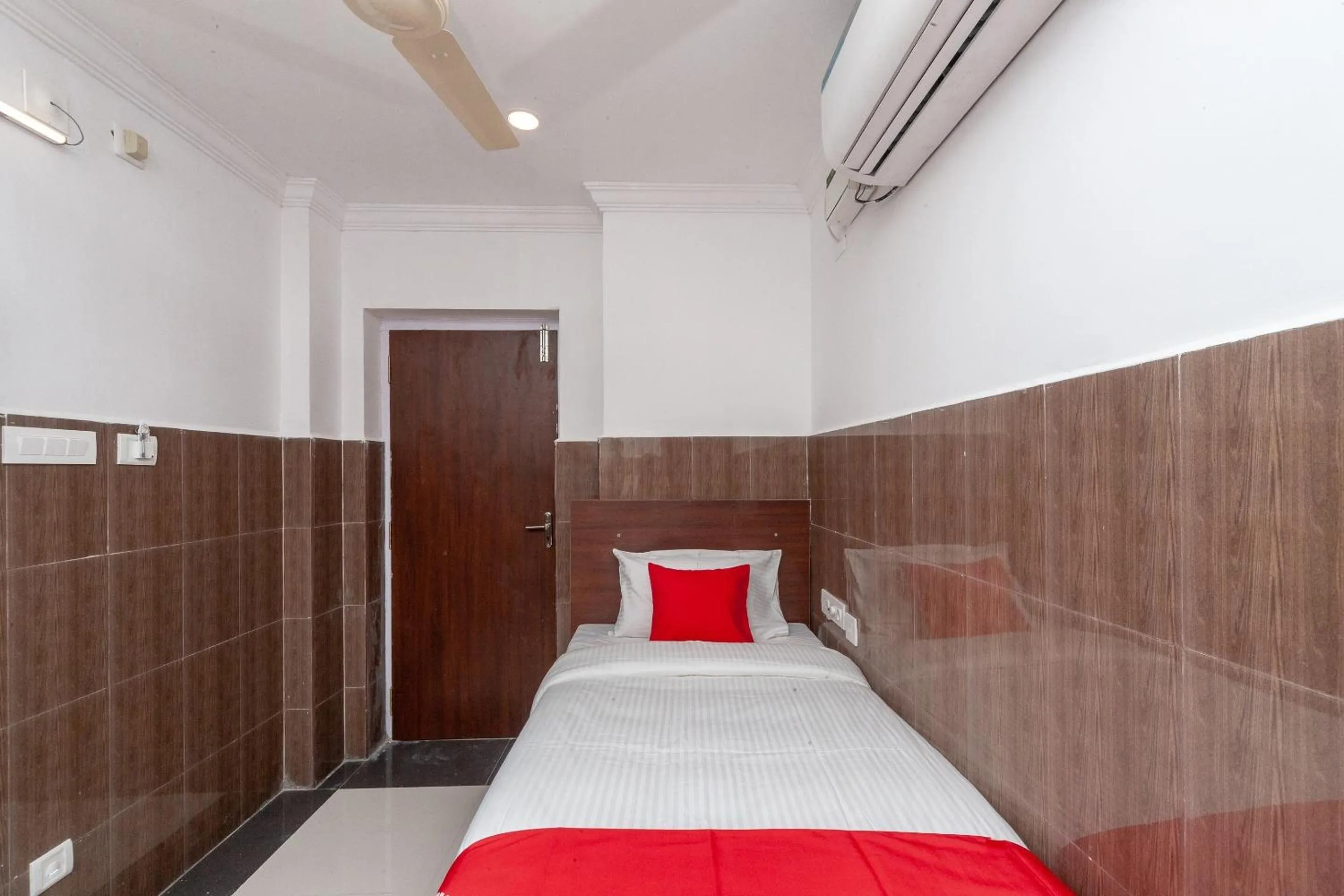 Bedroom, Bed in Capital O Srinivasa Residency