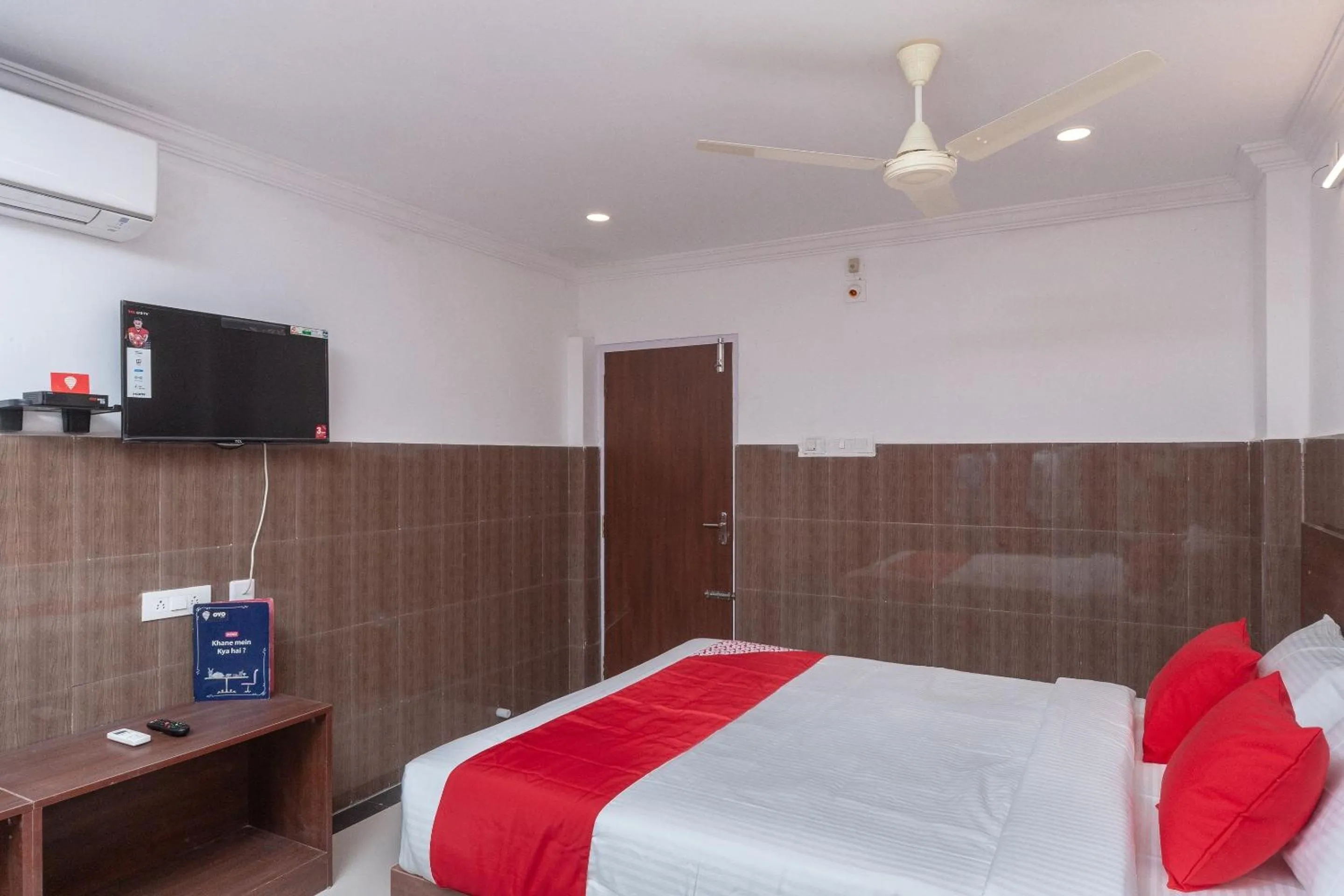 Bedroom, Bed in Capital O Srinivasa Residency