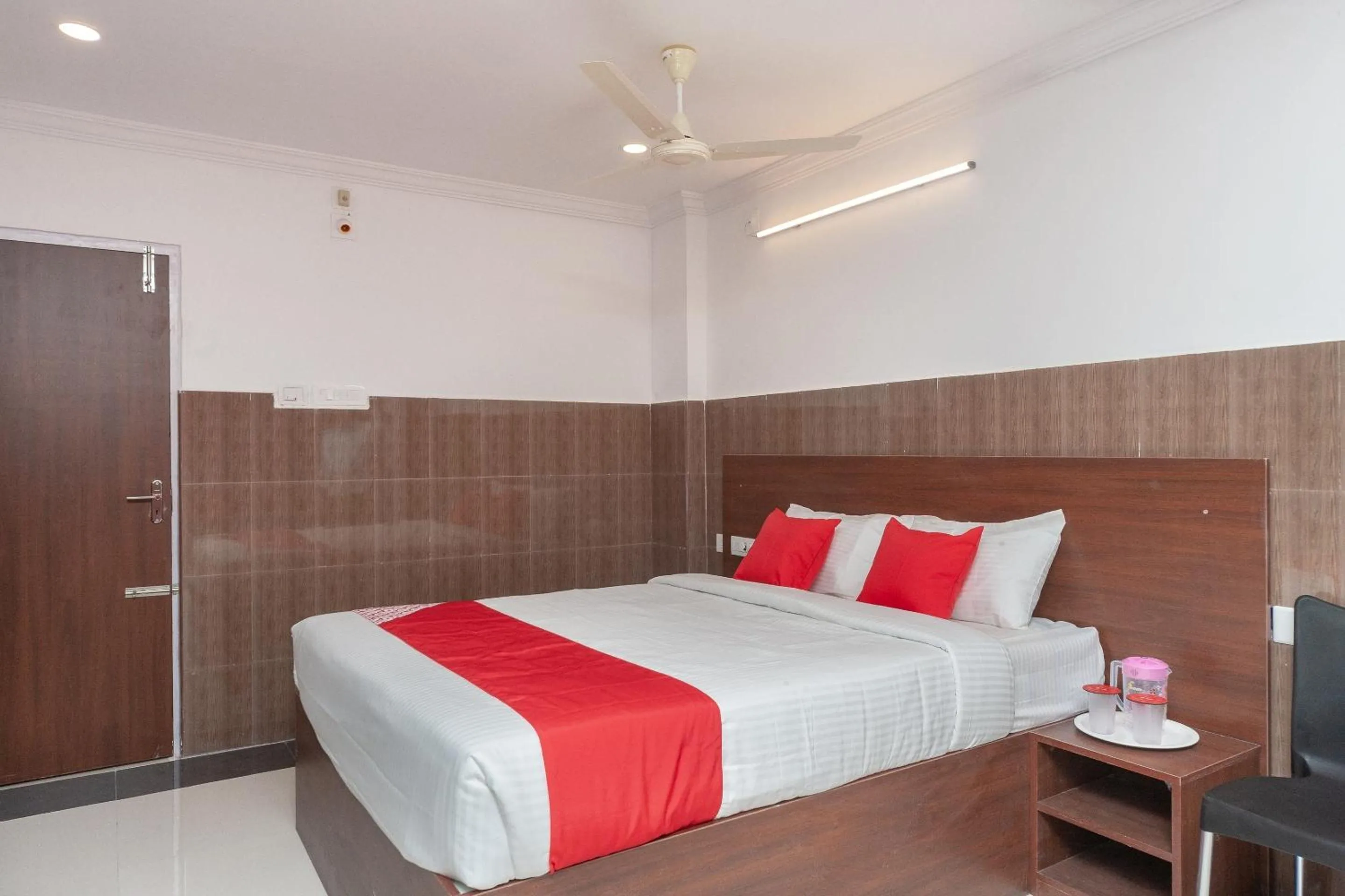 Bedroom, Bed in Capital O Srinivasa Residency
