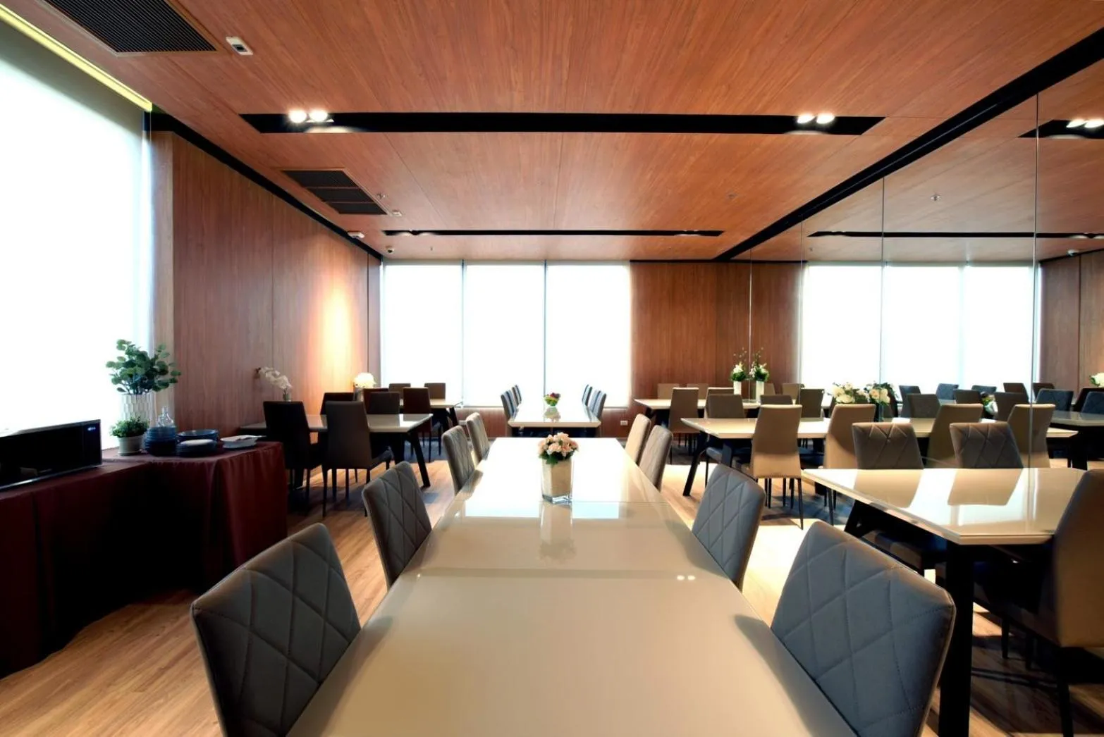Meeting/conference room, Restaurant/Places to Eat in Q-Box Hotel Bangkok Blossom (SHA Plus)