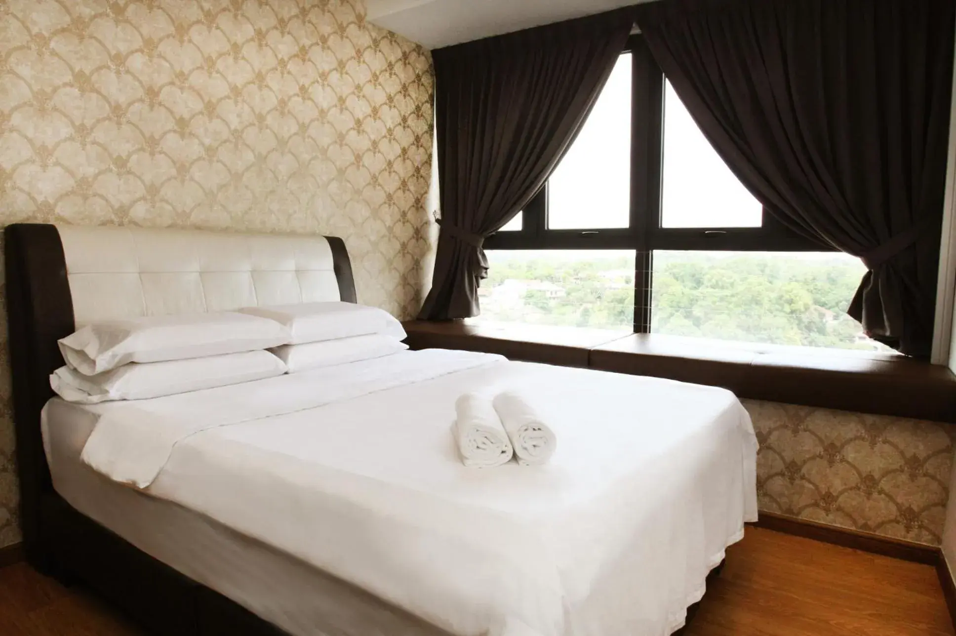 Bed in Country garden danga bay ,bay point Bed in Country garden danga bay ,bay point