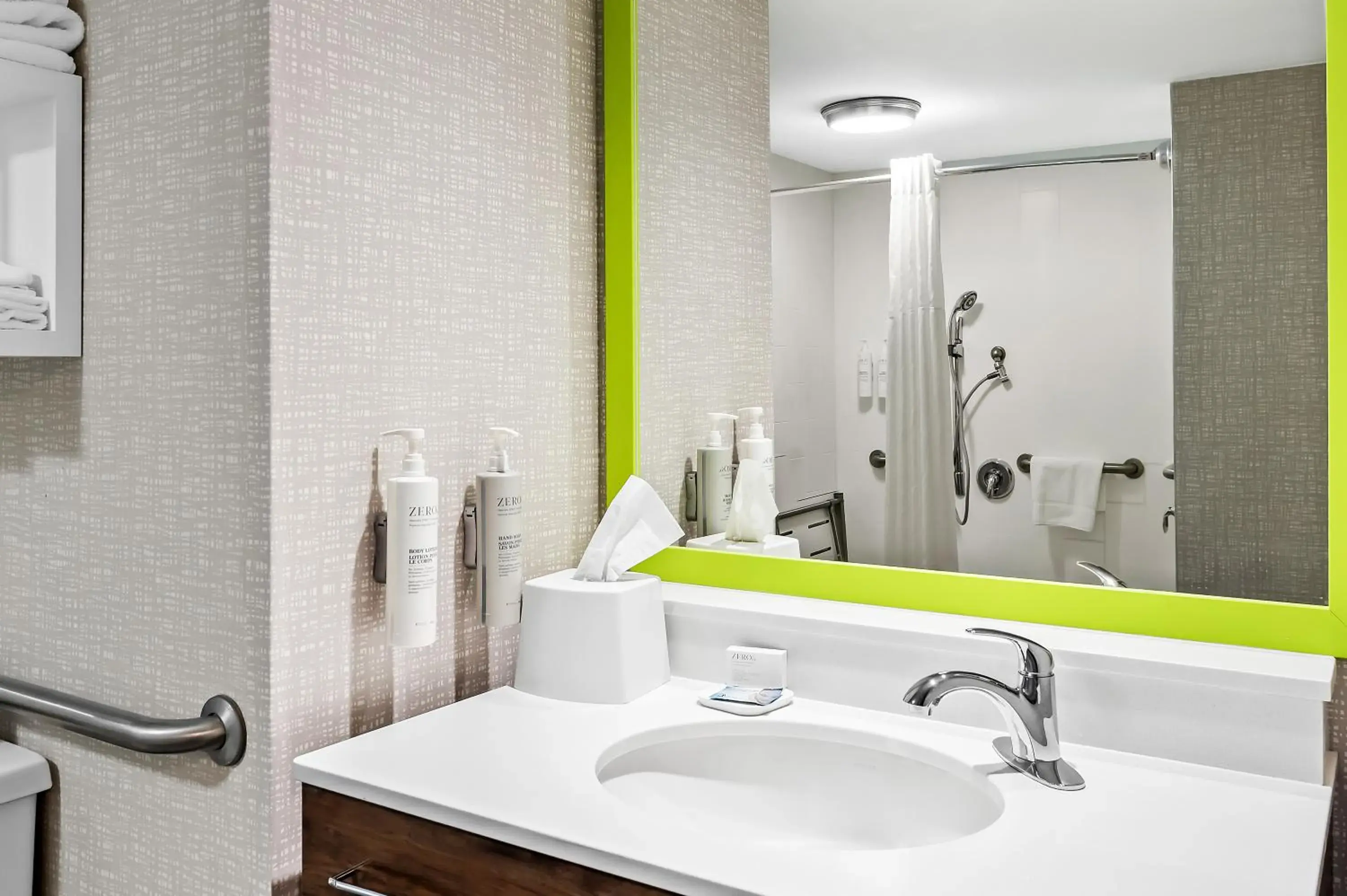 Queen Room with Mobility Access/Non-Smoking in Hampton Inn Princeton Queen Room with Mobility Access/Non-Smoking in Hampton Inn Princeton