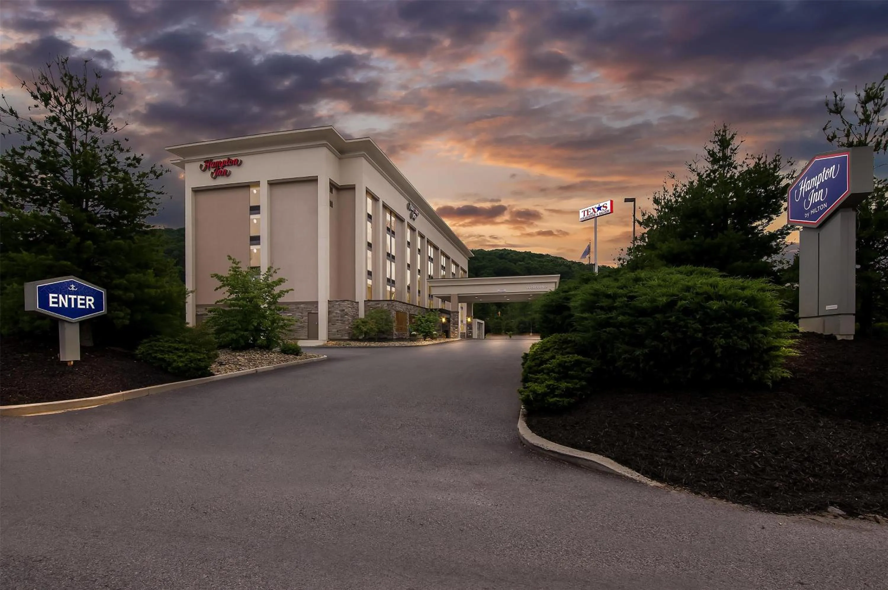 Property building in Hampton Inn Princeton