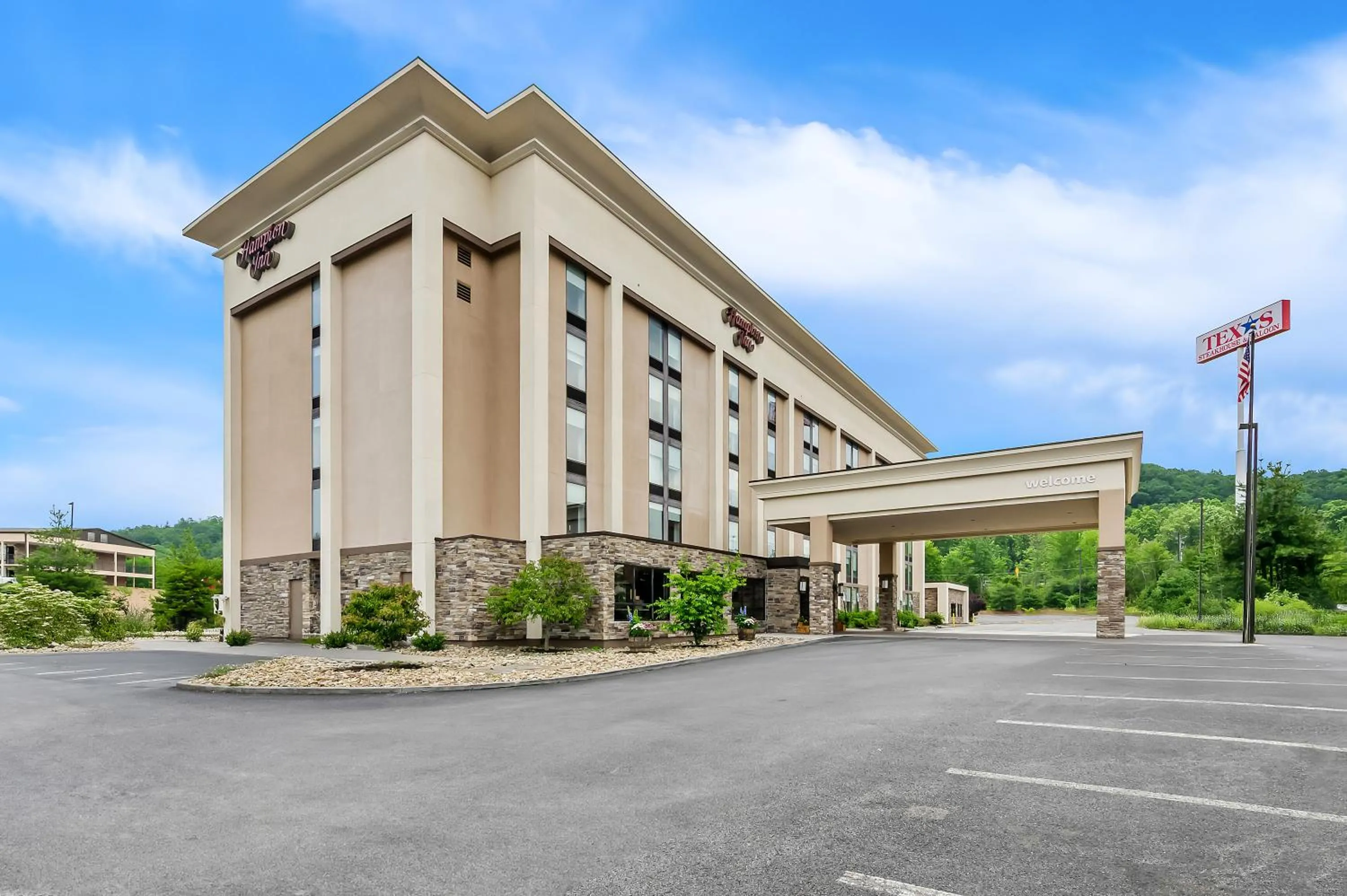 Property building in Hampton Inn Princeton