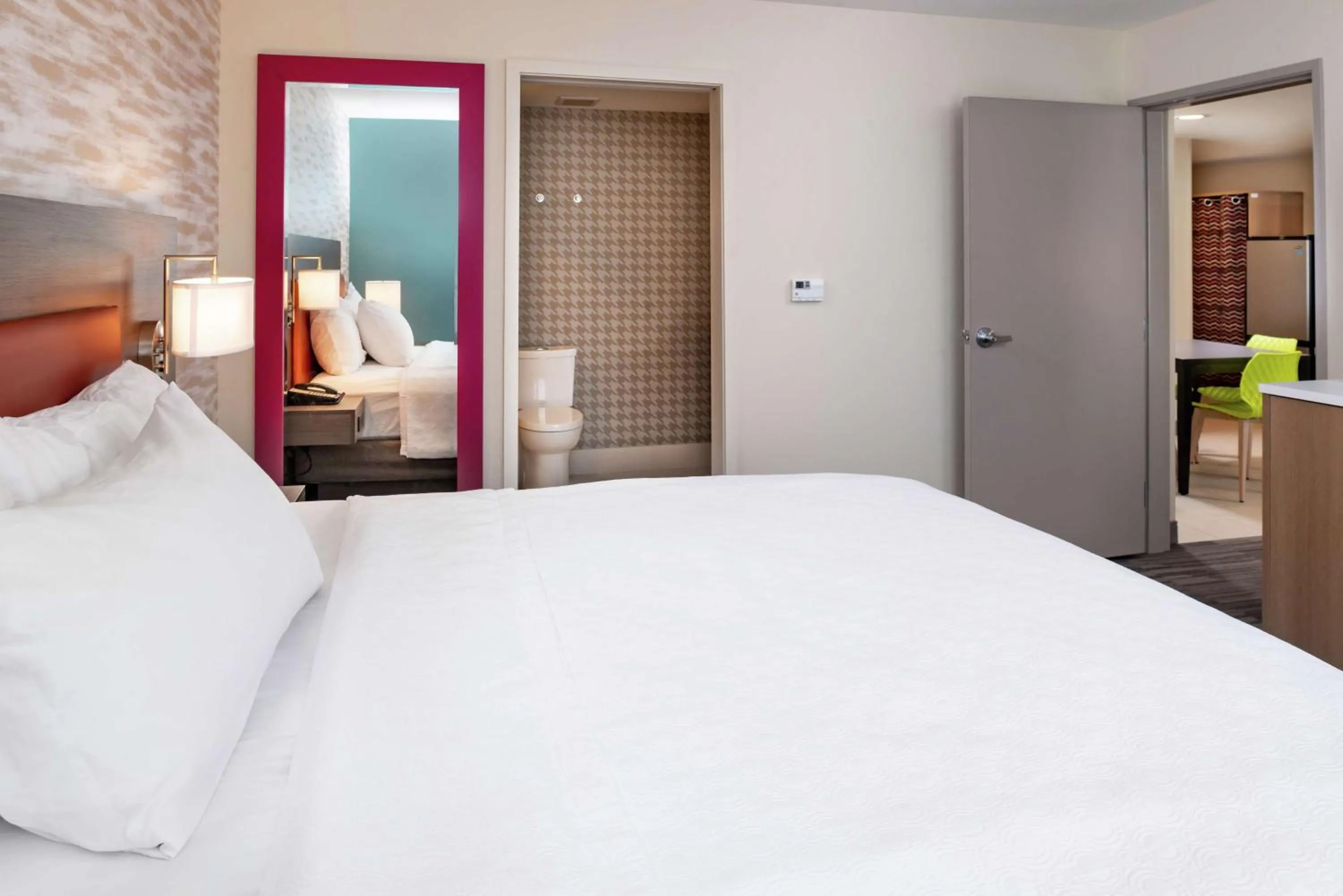 Kitchen or kitchenette, Bed in Home2 Suites By Hilton New Albany Columbus