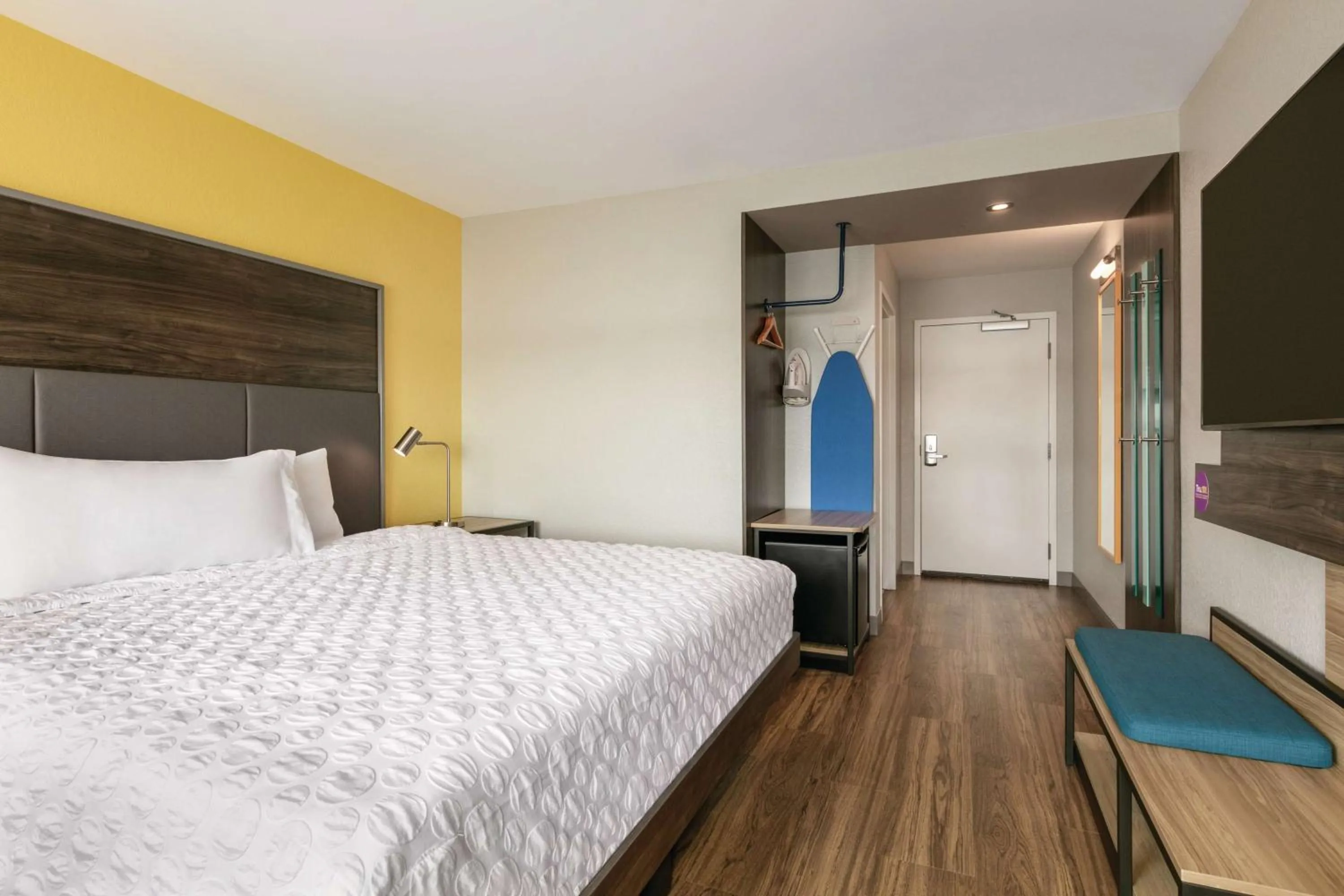 Bedroom, Bed in Tru By Hilton Sebring FL