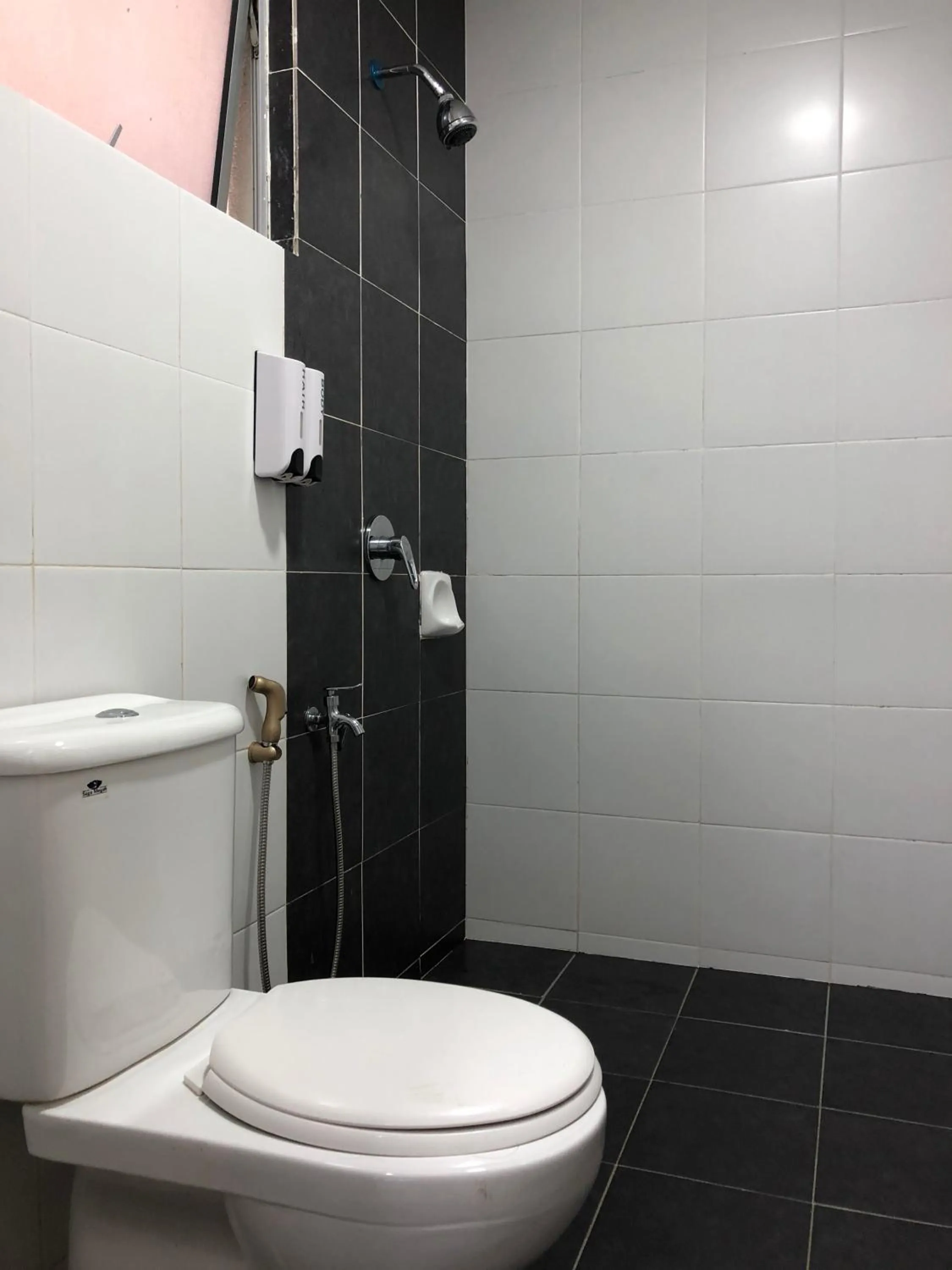 Bathroom in DreamScape Studio @ Golden Hill Cameron