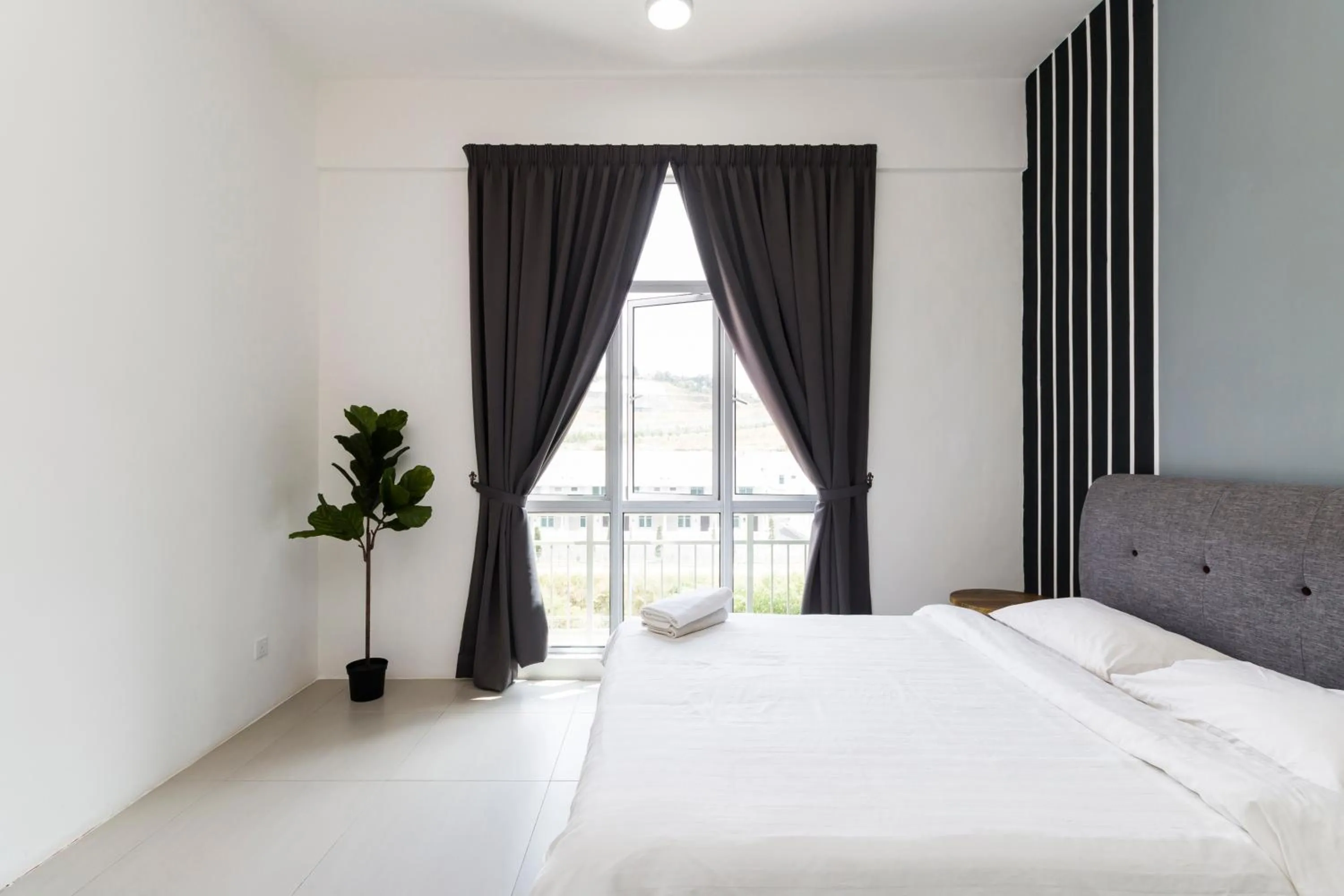 Bed in DreamScape Studio @ Golden Hill Cameron