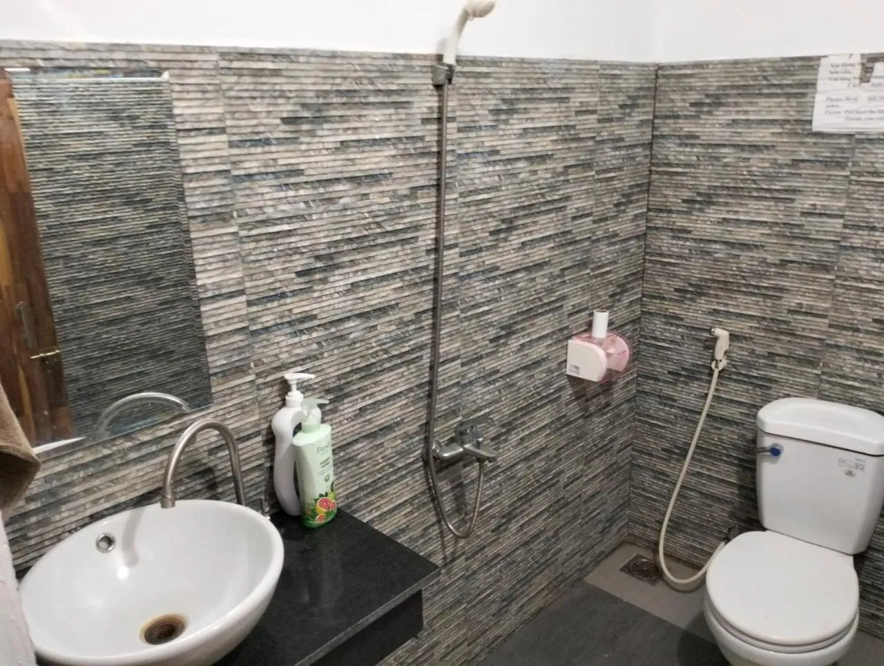 Shower in BONNIE HOMESTAY Mui Ne