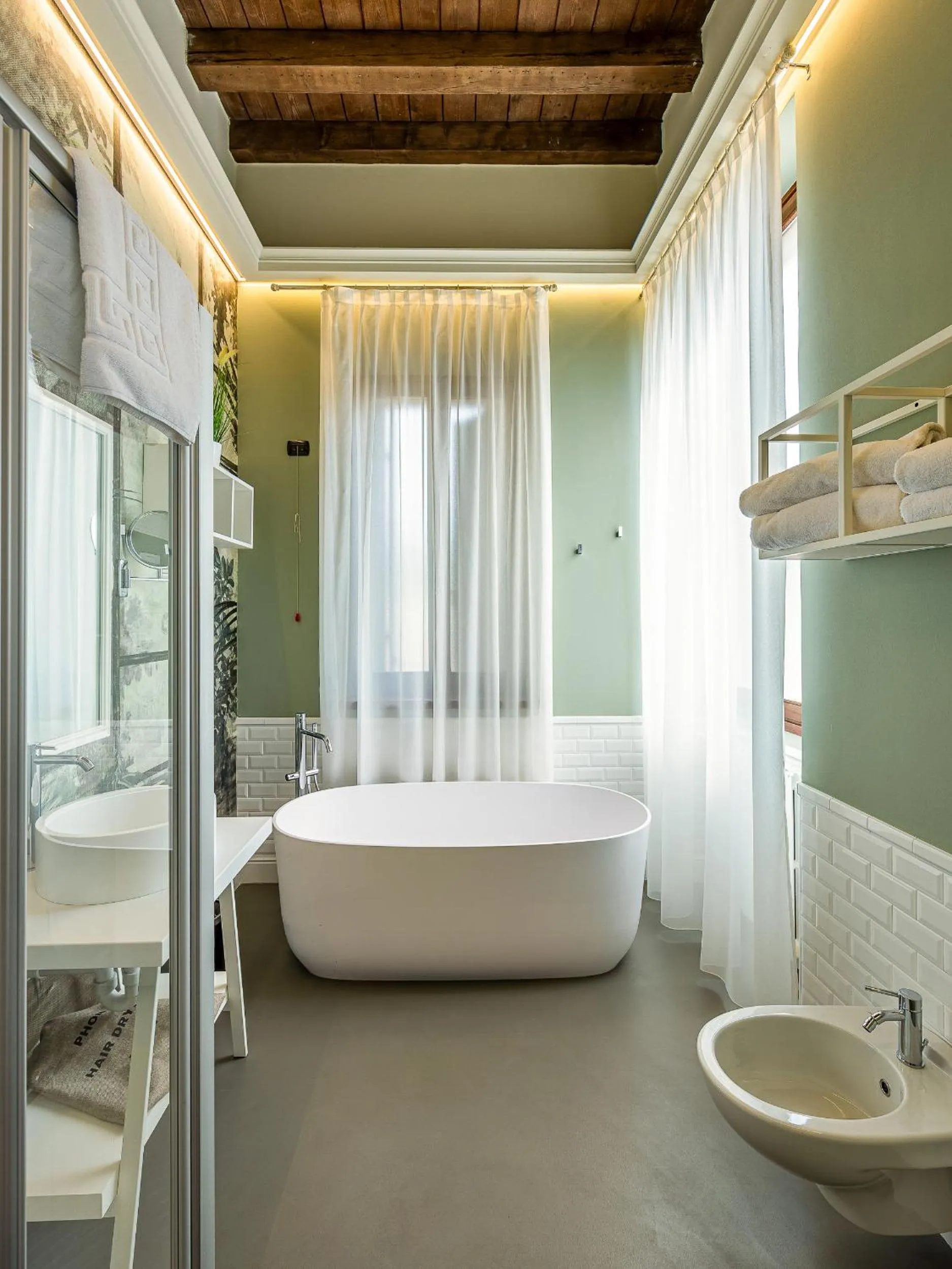 Toilet, Bed in Hotel Villa Cariola