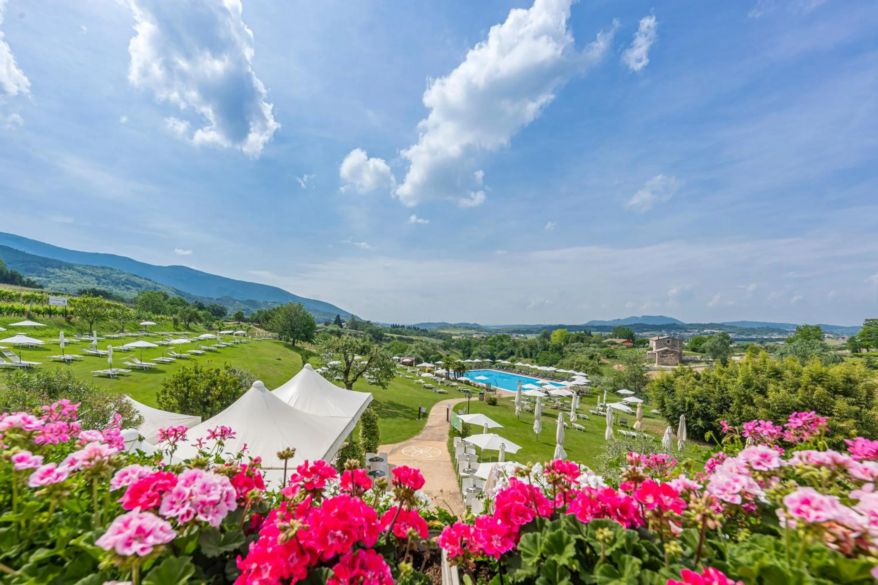 Swimming pool in Hotel Villa Cariola
