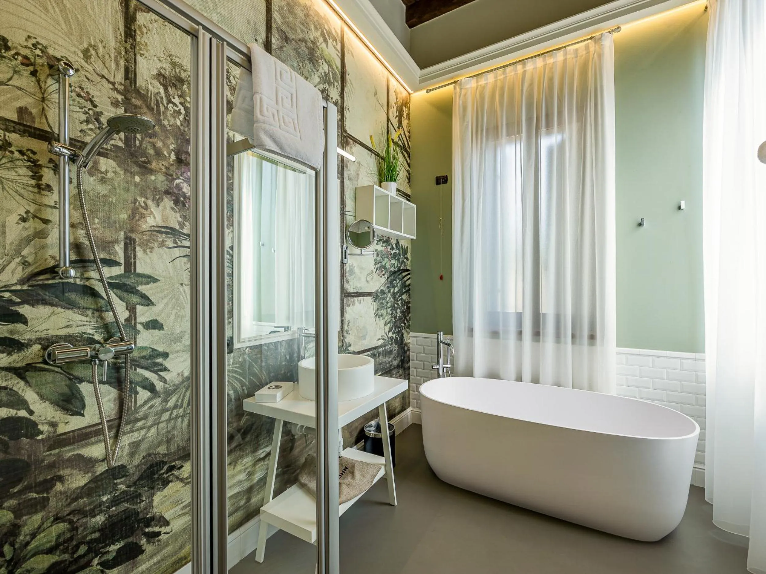 Shower in Hotel Villa Cariola