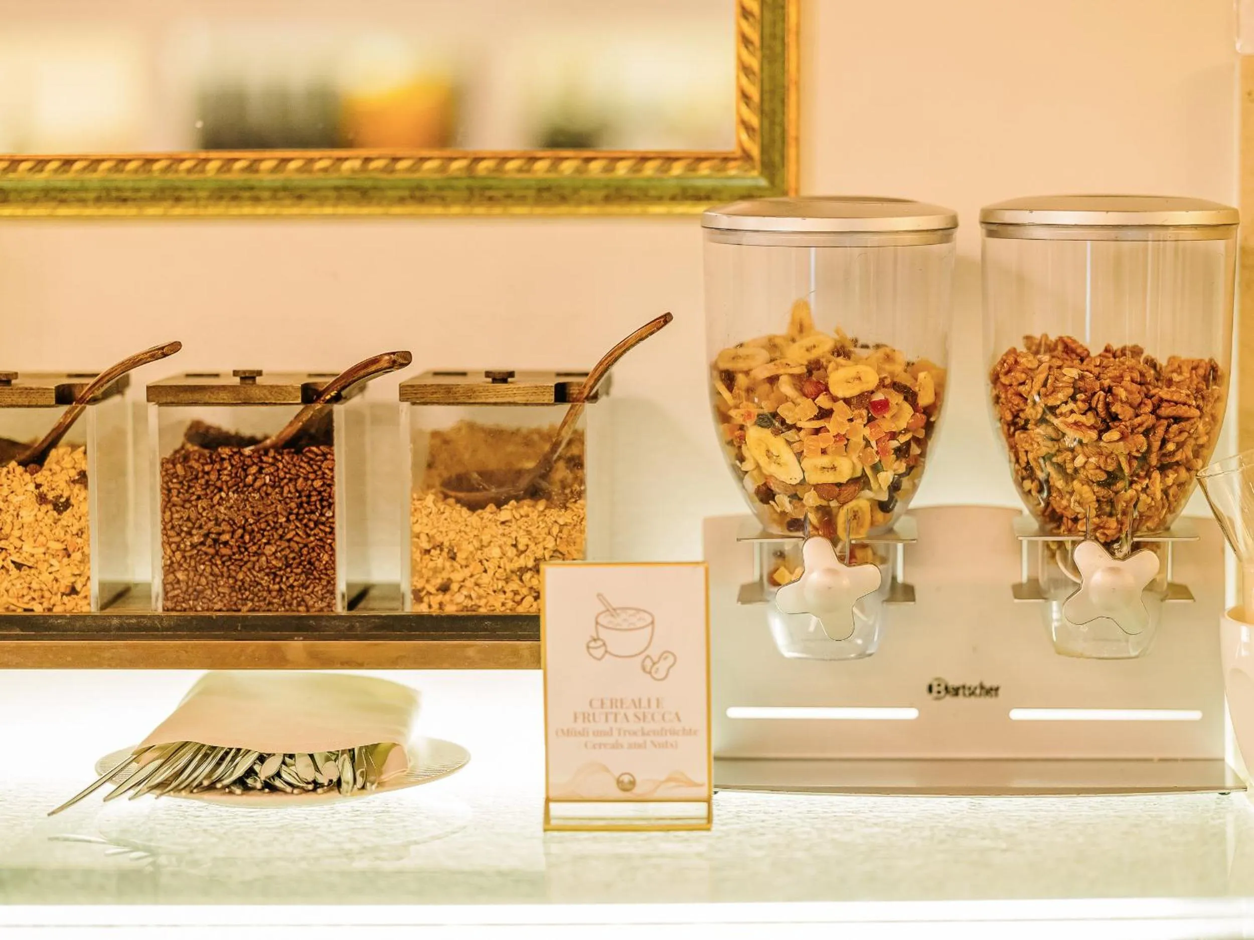 Buffet breakfast in Hotel Villa Cariola