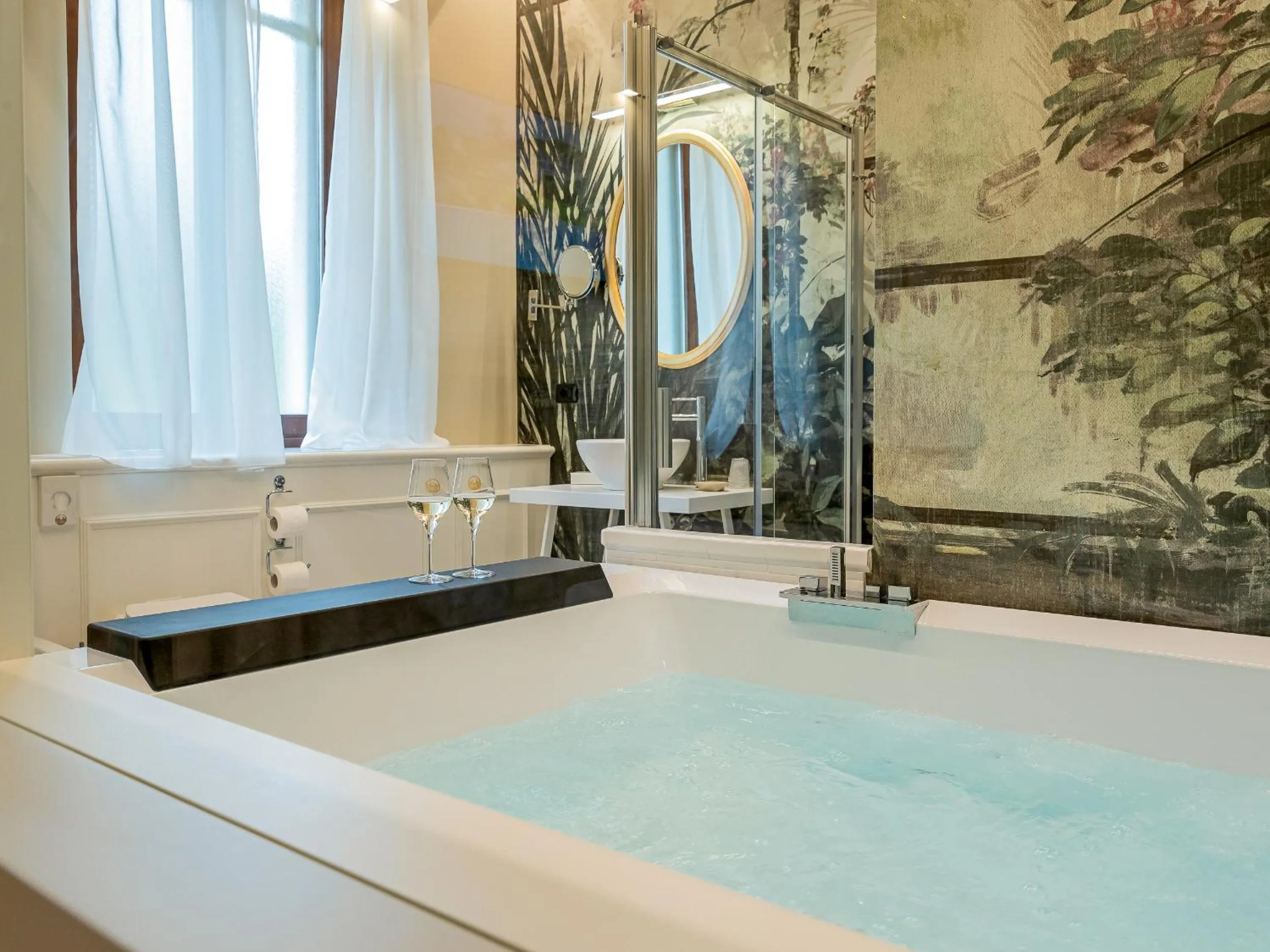 Hot Tub in Hotel Villa Cariola