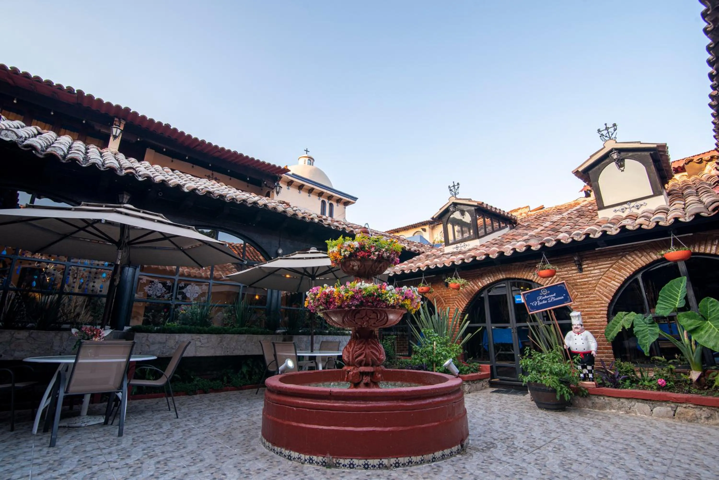 Inner courtyard view in Hotel Palacio de Moctezuma