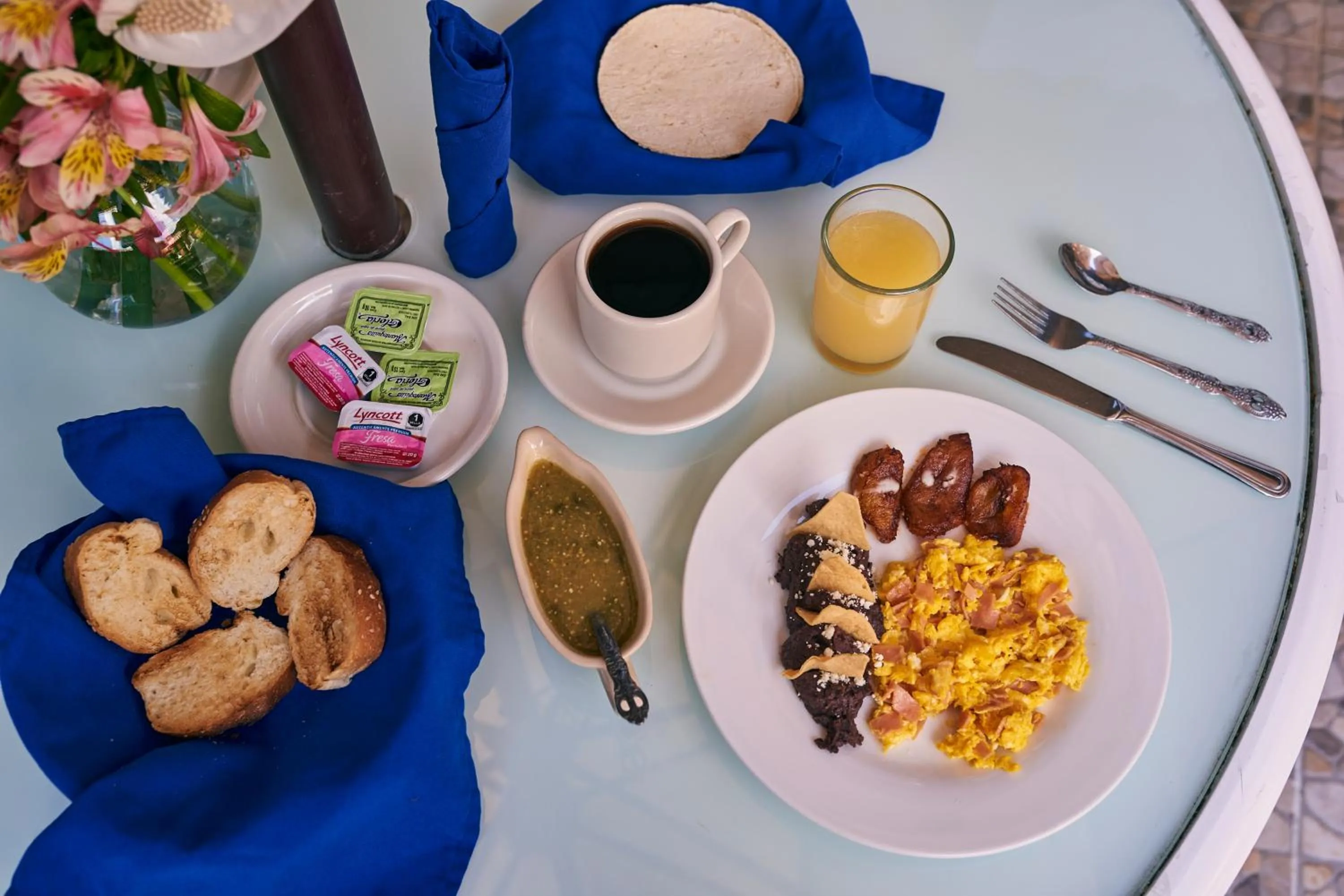 Breakfast in Hotel Palacio de Moctezuma