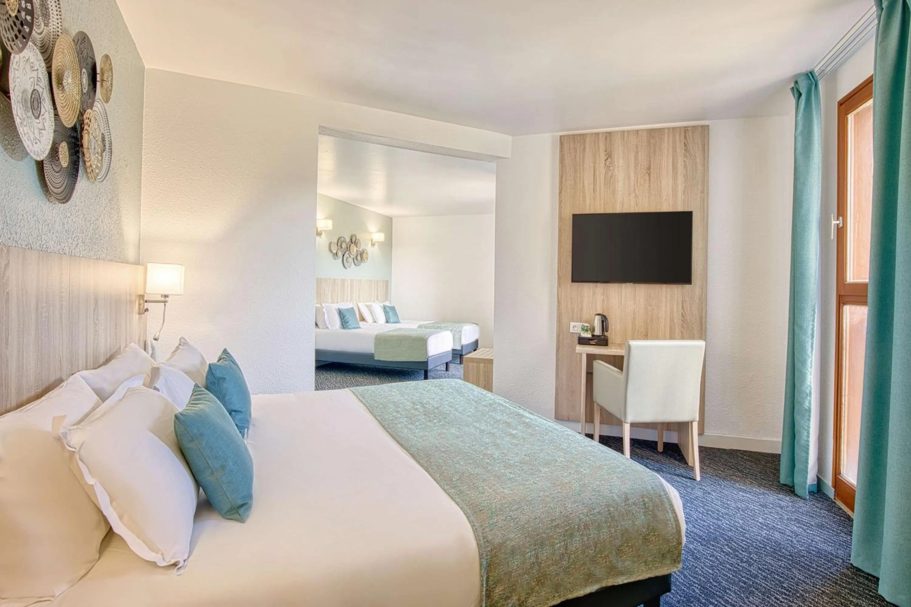 TV and multimedia, Bed in Les Hameaux De Lozere Sure Hotel Collection by Best Western