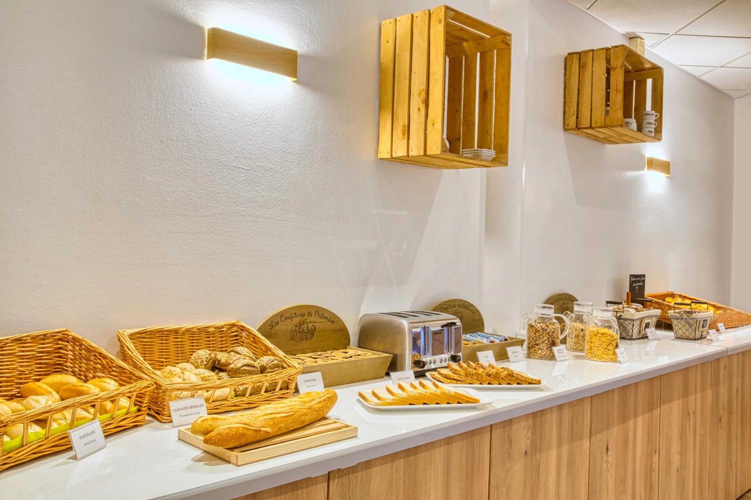 Food and drinks in Les Hameaux De Lozere Sure Hotel Collection by Best Western