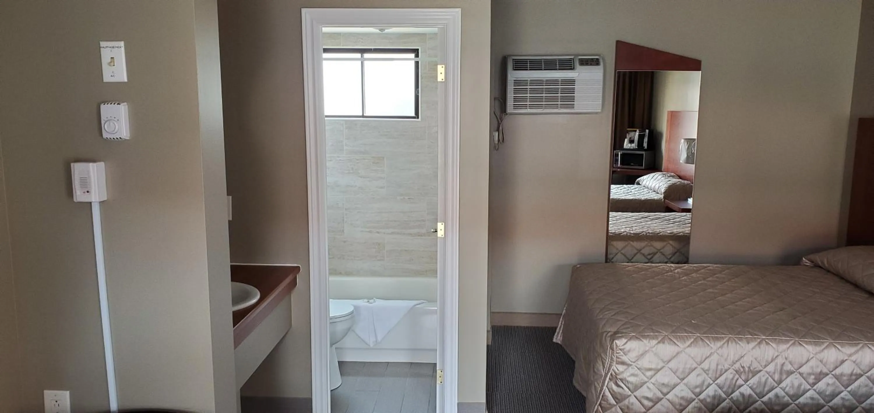 Bathroom, Bed in Motel Falcon