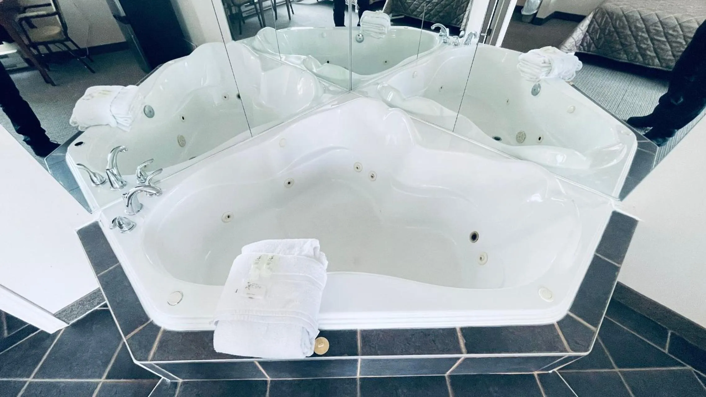 Bath in Motel Falcon