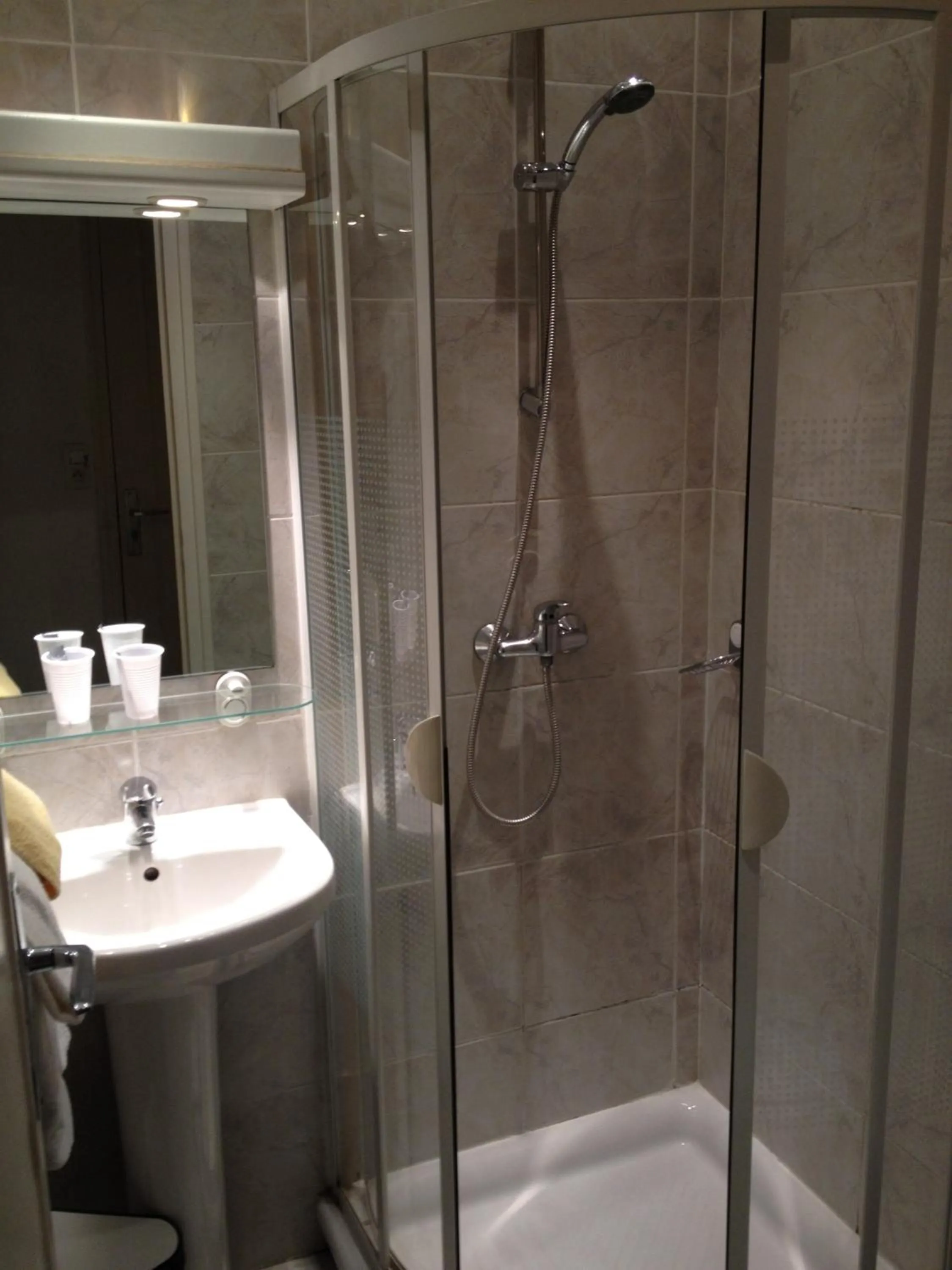 Bathroom in Lyo Hôtel - Centre Lyon Perrache