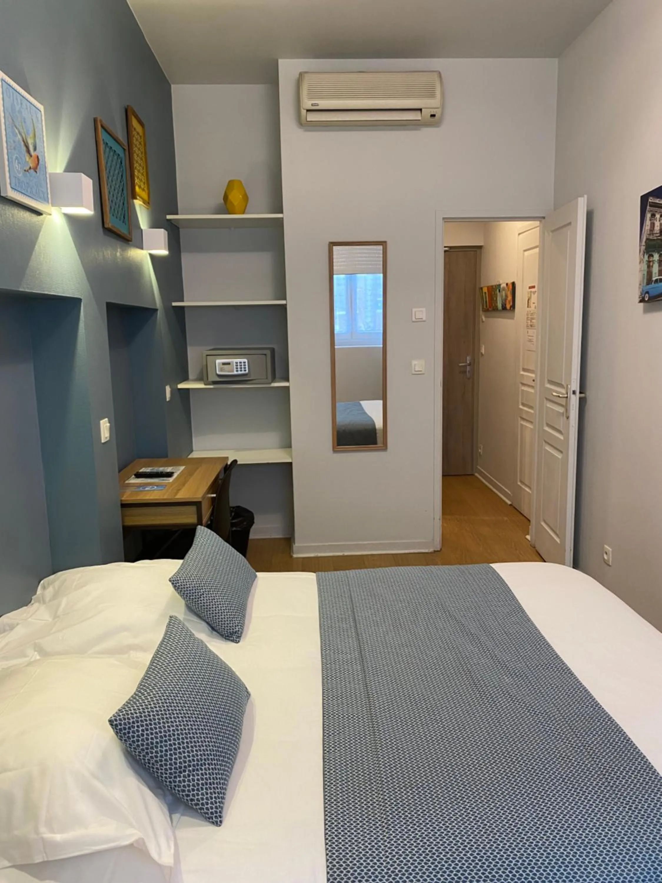 Photo of the whole room, Bed in Lyo Hôtel - Centre Lyon Perrache