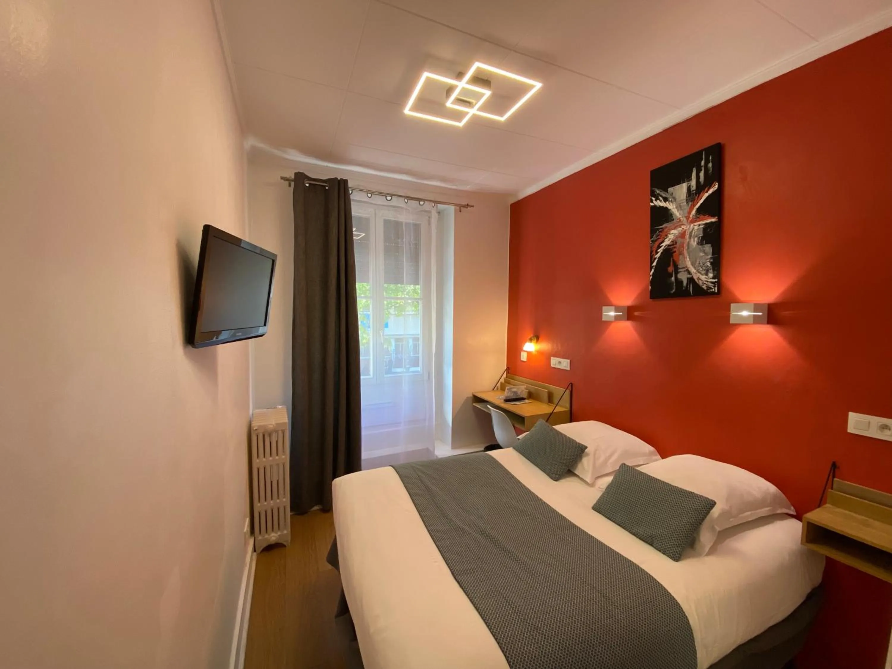 Photo of the whole room, Bed in Lyo Hôtel - Centre Lyon Perrache